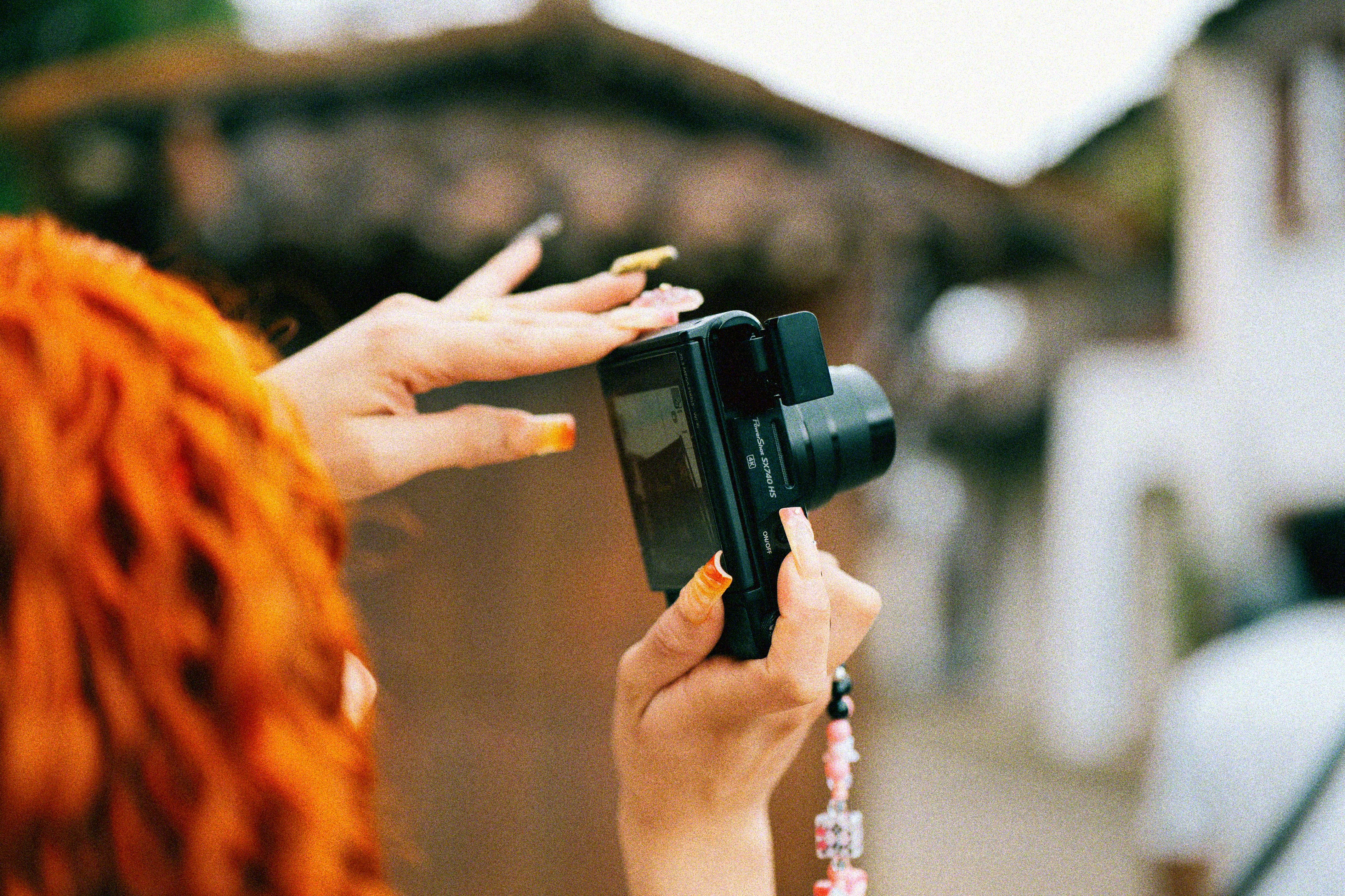 카메라를 들고 사진을 찍는 사람.