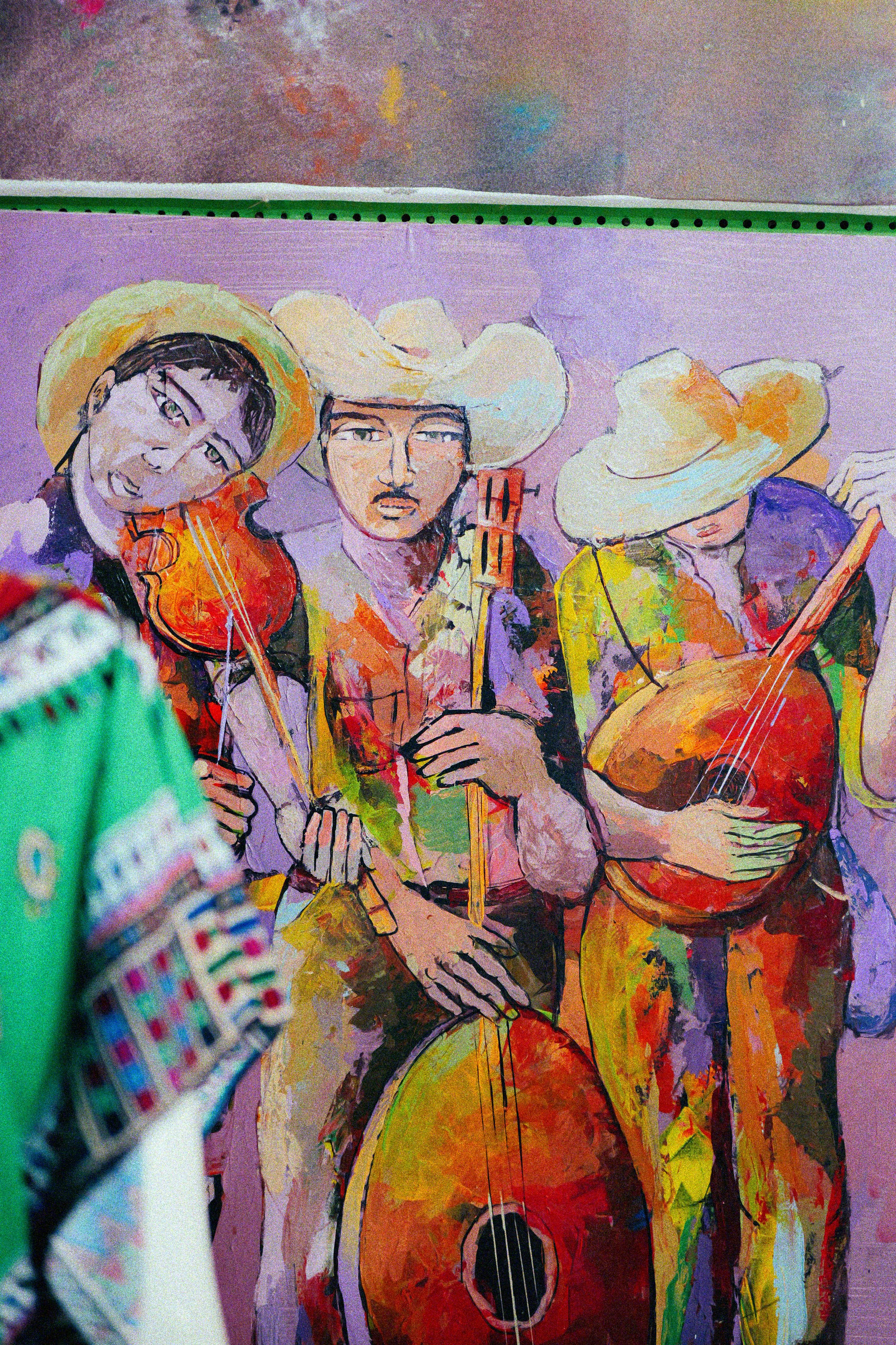 생생한 색상으로 그려진 마리아치 밴드.