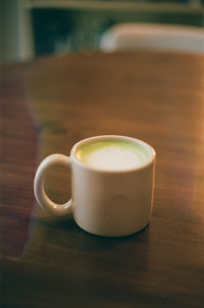 Latte au matcha sur une table en bois