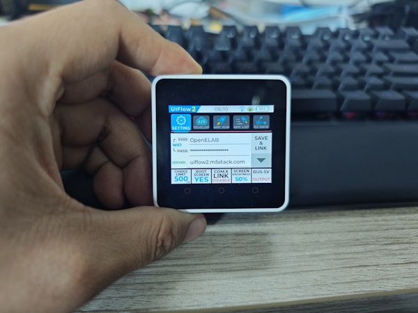 The Screenless AI Device: Challenges and Opportunities for SMEs