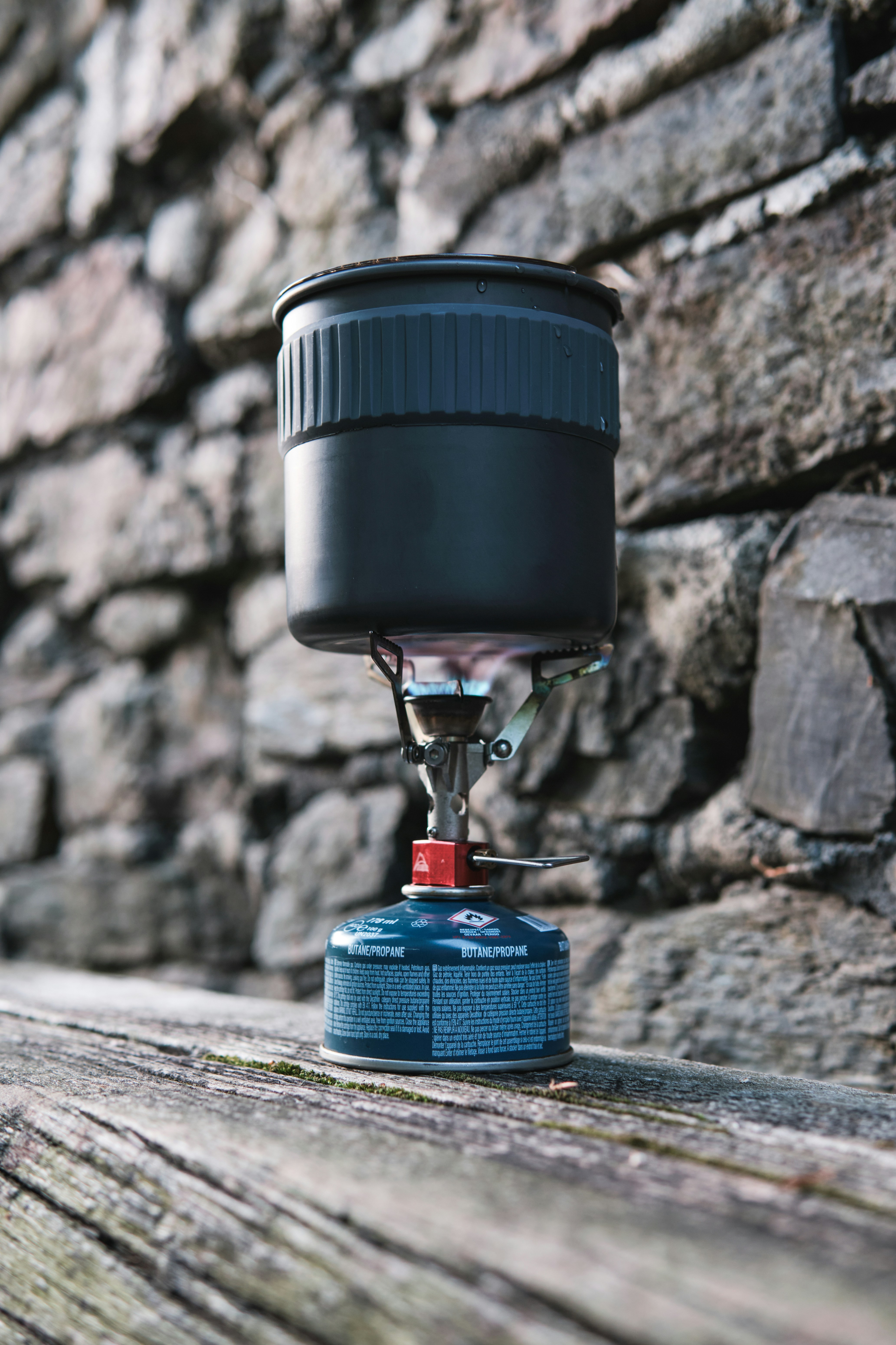 Kochtopf auf einem tragbaren Campingkocher.