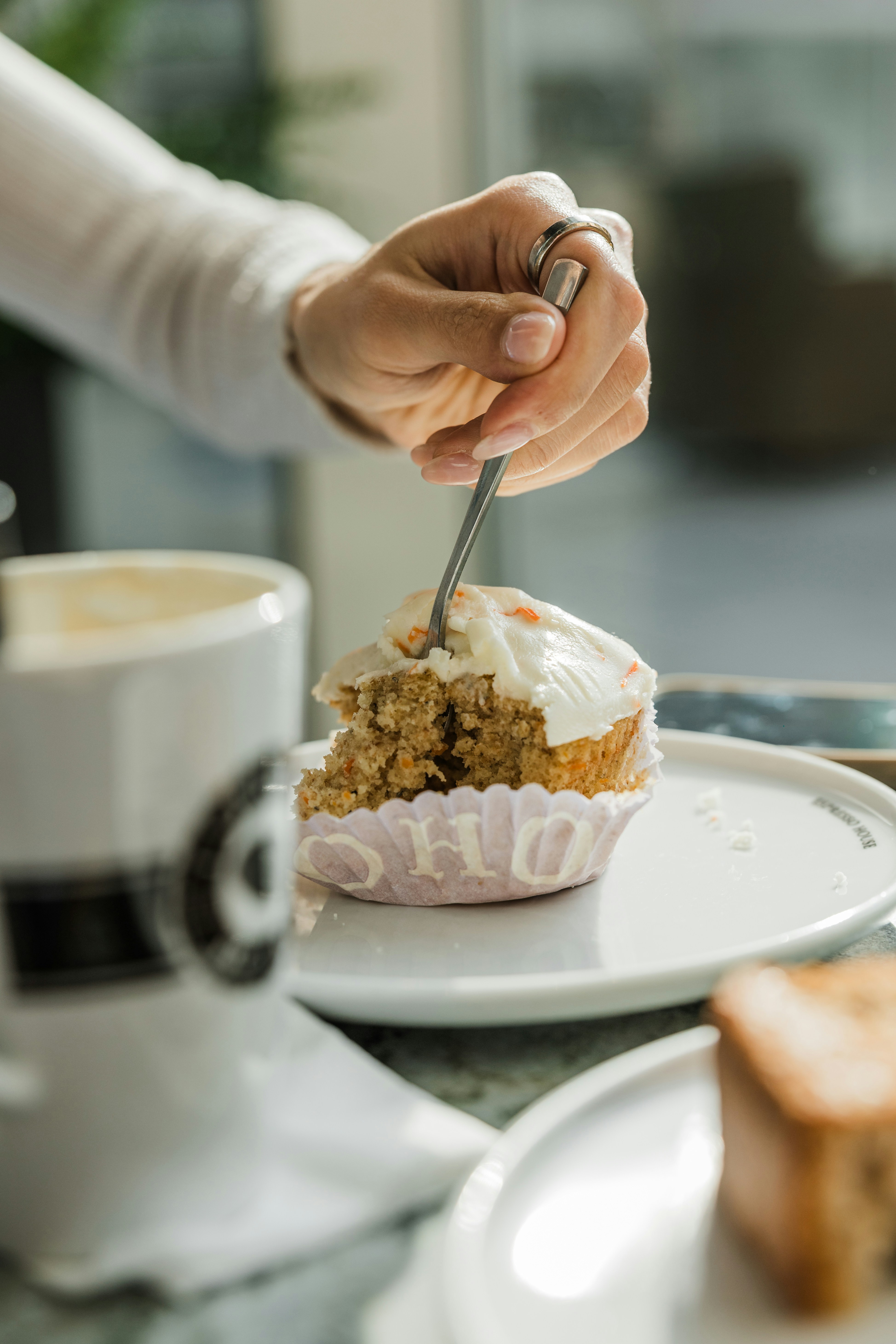 Alguien está comiendo una magdalena con un tenedor.