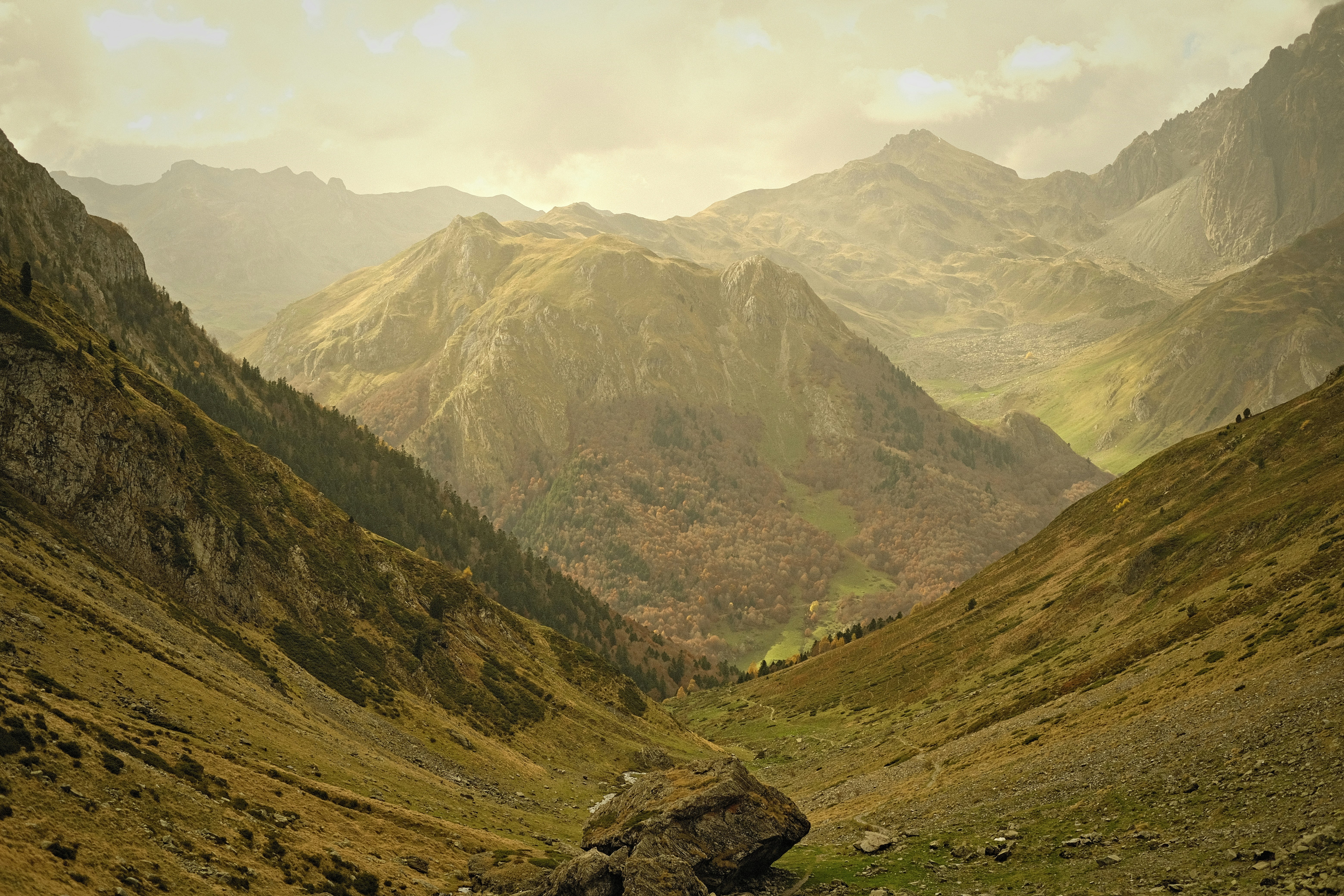 Des montagnes majestueuses remplissent la vallée ensoleillée.