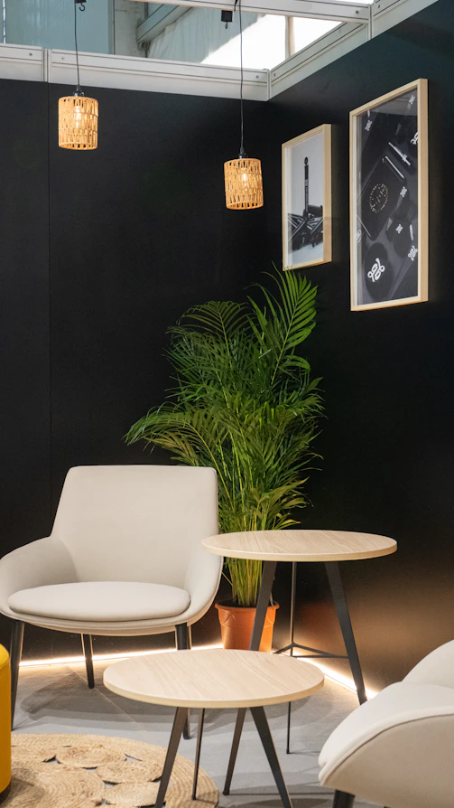 Loja comercial aconchegante com decoração e iluminação modernas.