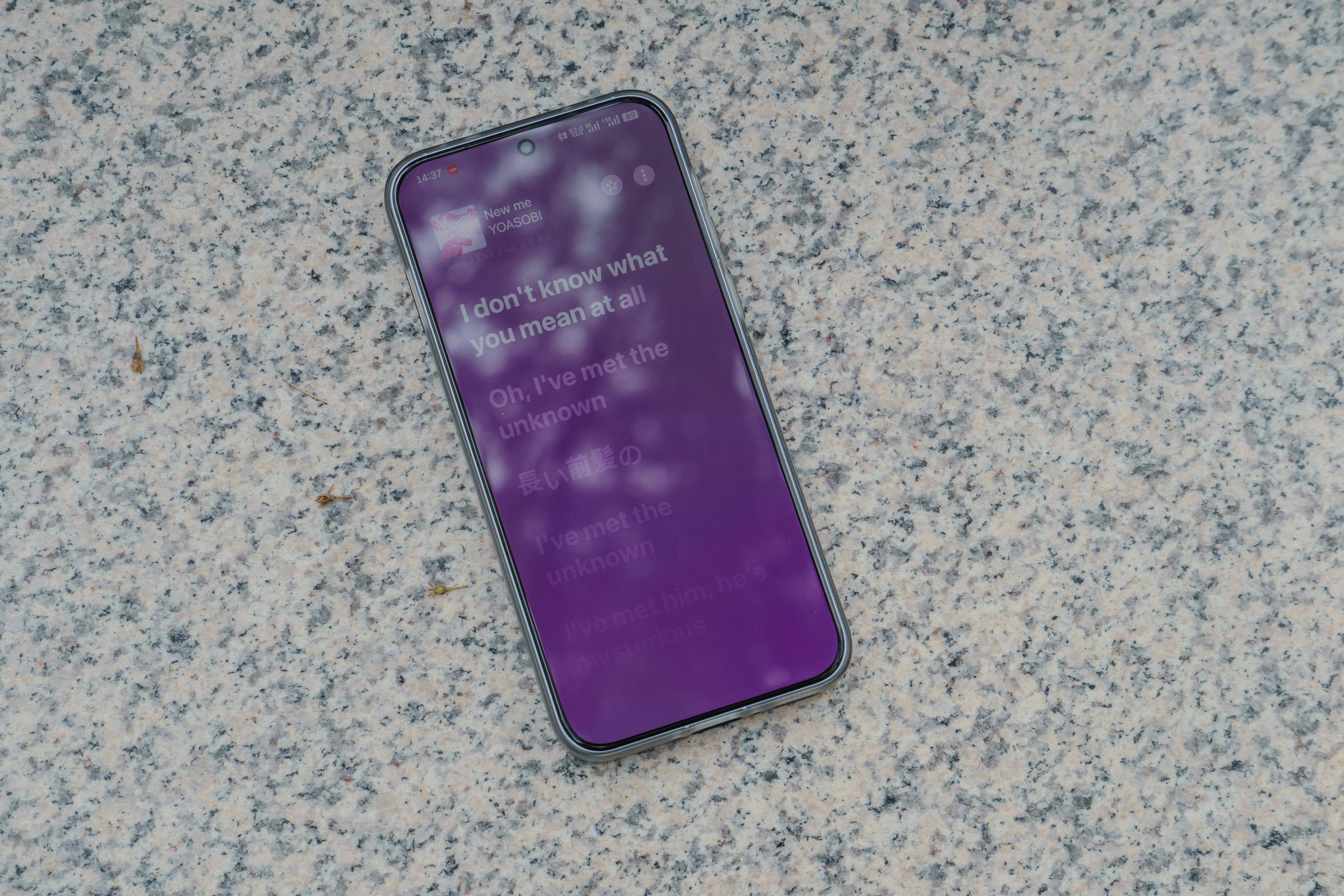 नई दिल्ली रेलवे स्टेशन का एक आधुनिक और स्वच्छ प्रवेश द्वार, जिसमें डिजिटल डिस्प्ले बोर्ड और सुरक्षाकर्मी दिखाई दे रहे हैं।