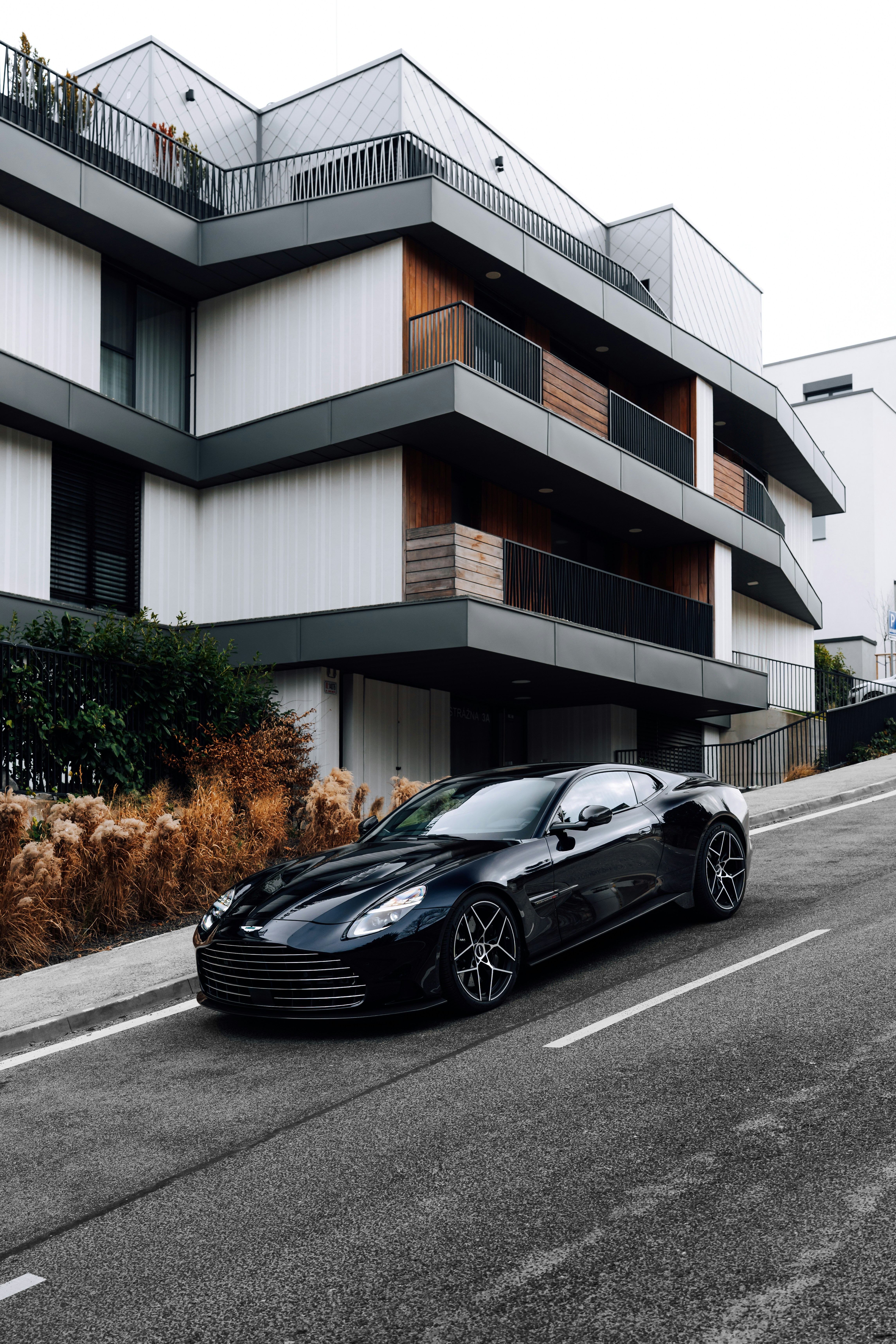 Um carro esportivo preto e elegante estacionado em frente a um prédio. foto  – Imagem grátis sobre Carro na Unsplash, image size:3000x4500