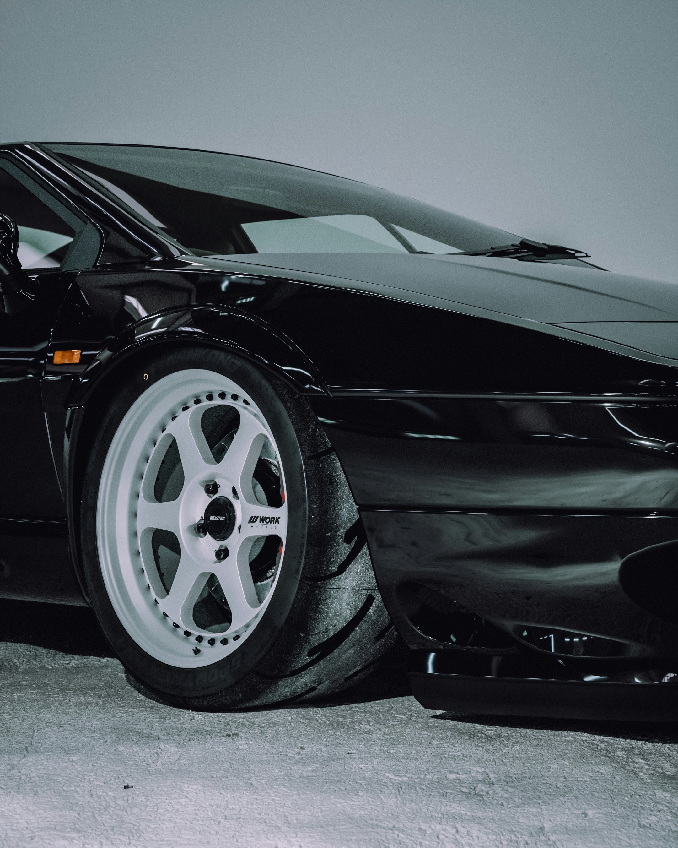 A frente de um elegante carro esportivo preto. foto – Imagem grátis sobre  Carro na Unsplash, image size:3000x3750