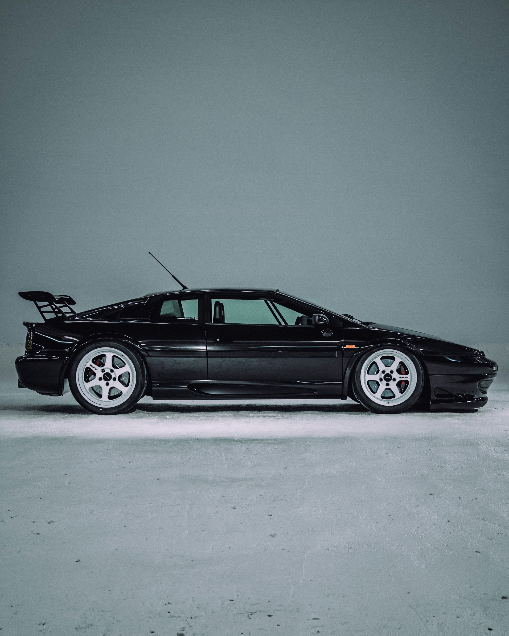 Um carro esportivo preto elegante em exibição. foto – Imagem grátis sobre  Carro na Unsplash, image size:3000x3750