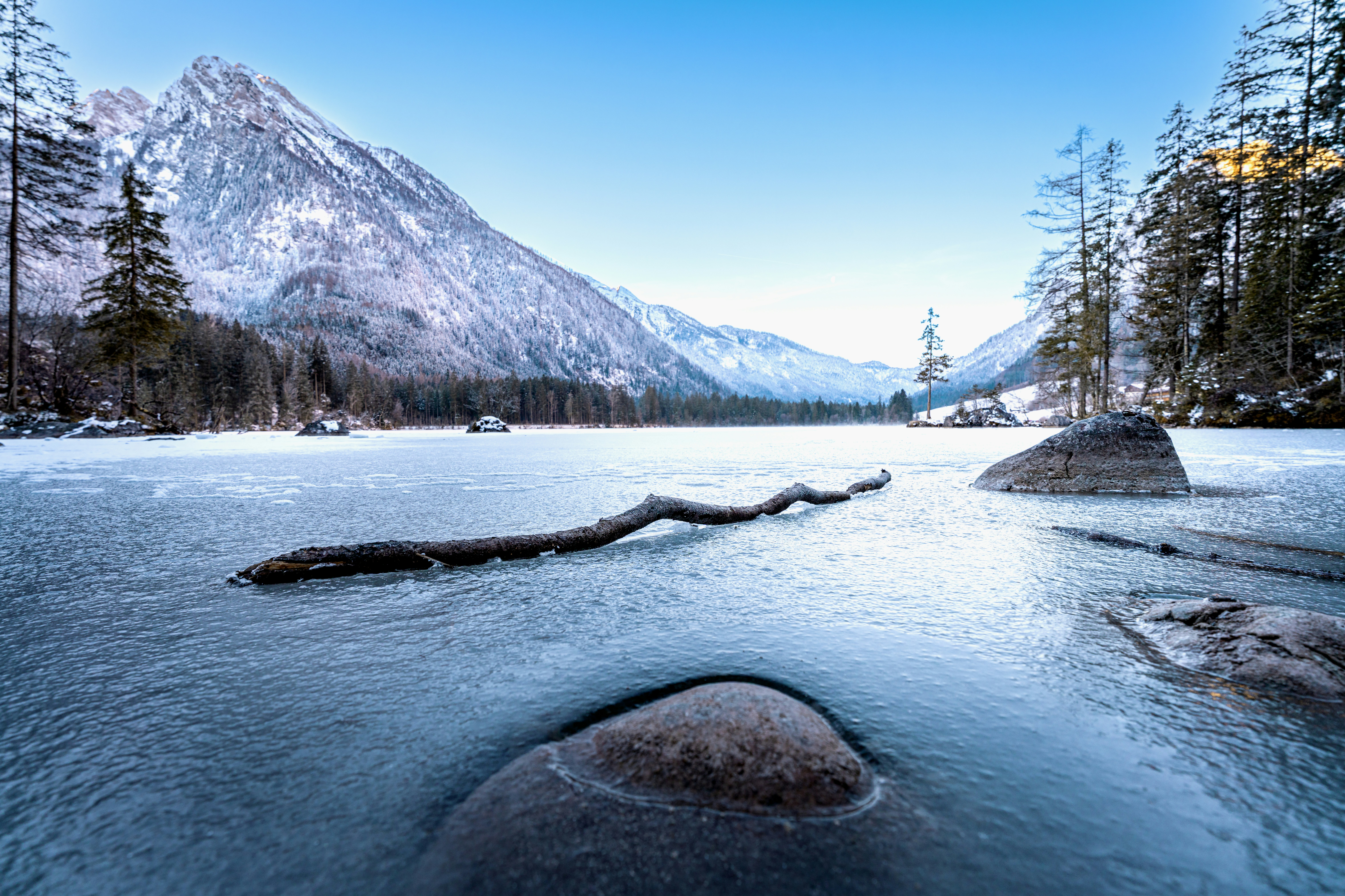 Frozen lake and snowy mountains create a serene landscape. photo – Free  Deutschland Image on Unsplash, image size:3000x2000