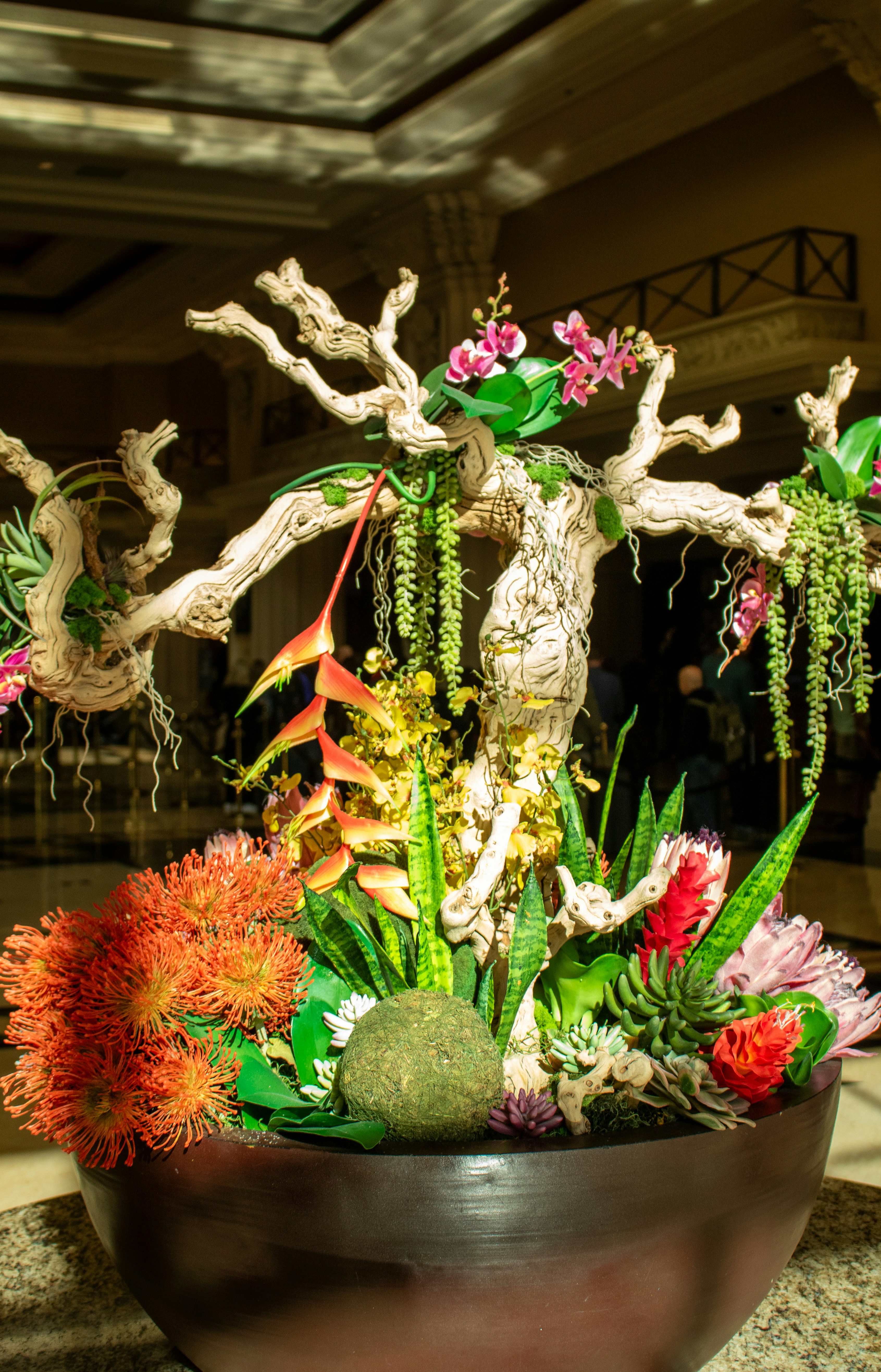 Ein wunderschönes Blumenarrangement aus Blumen und Zweigen.