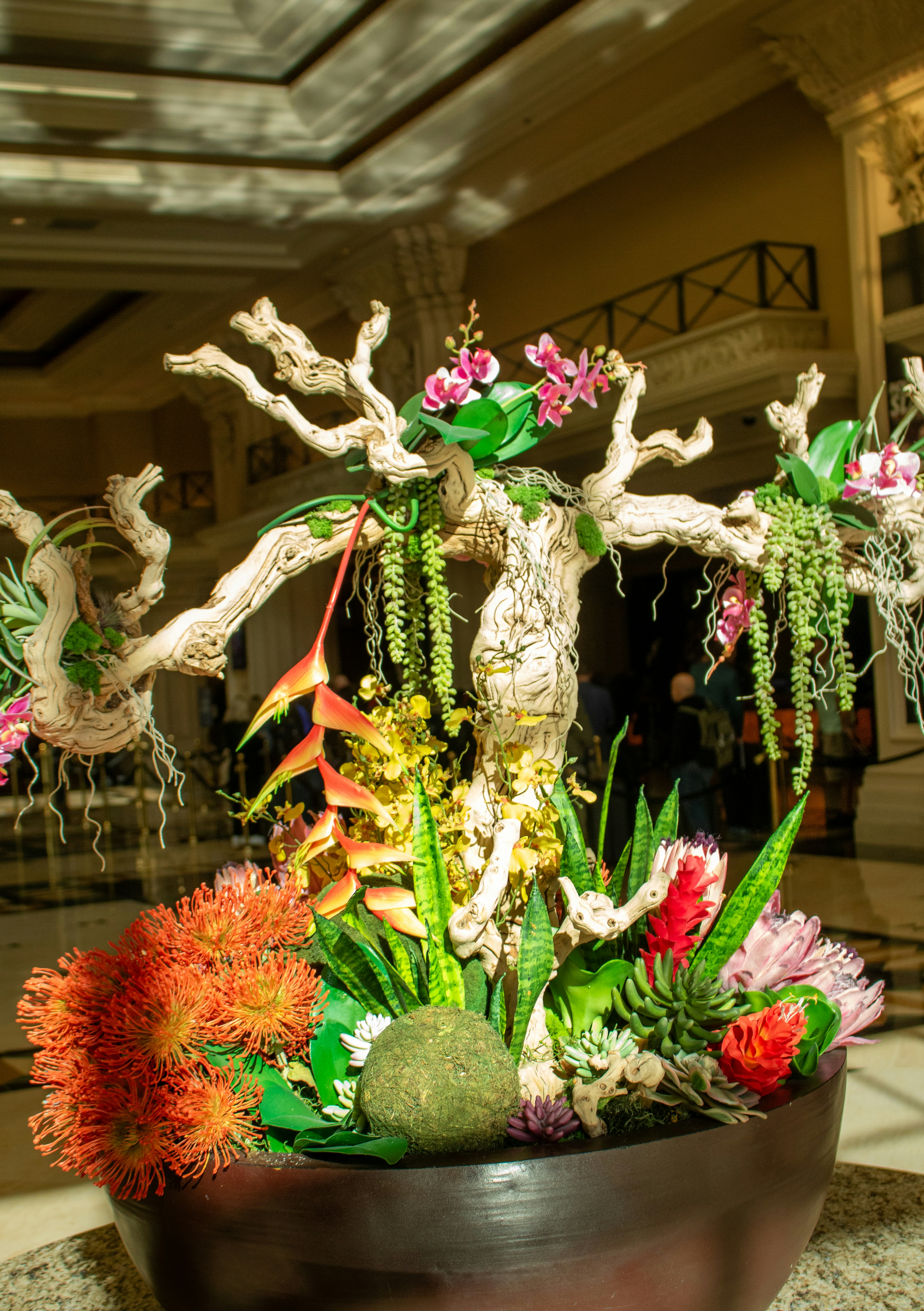 Ein wunderschönes Blumenarrangement ist ausgestellt.