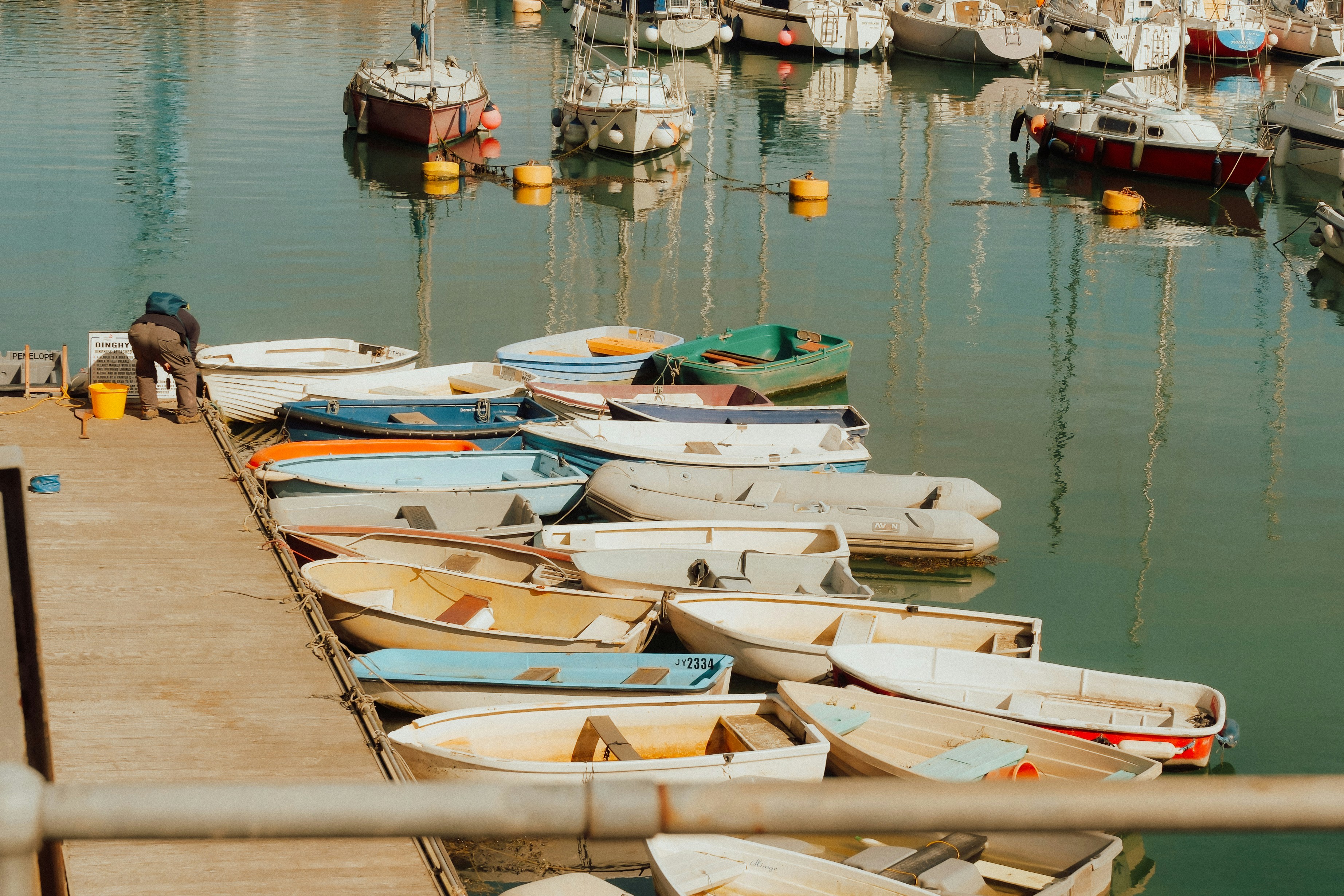 Die Boote legen in einem ruhigen Hafen an.