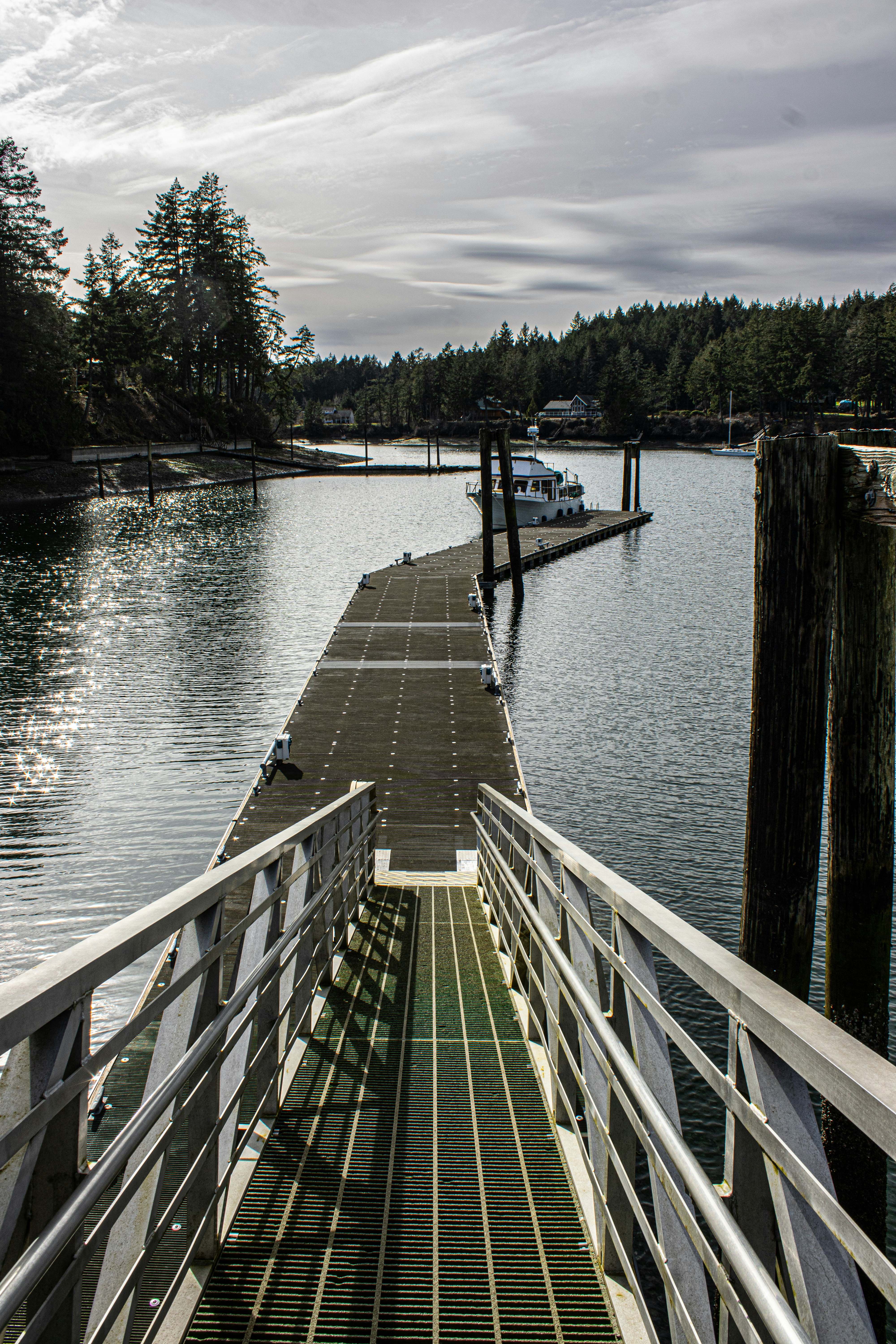 Ein Dock erstreckt sich in eine ruhige Bucht.