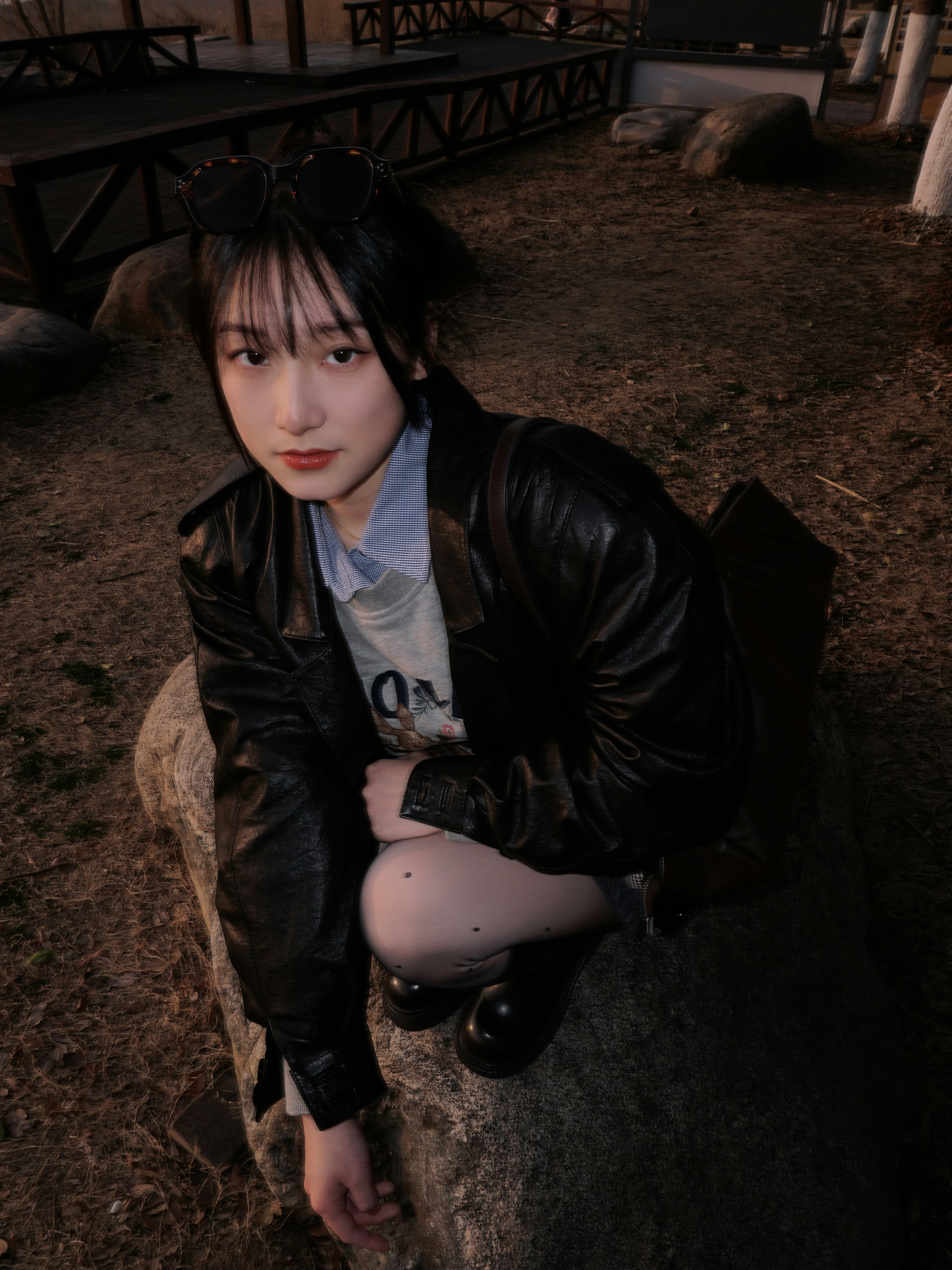 若い女性は面白い服装で屋外でポーズをとっています。