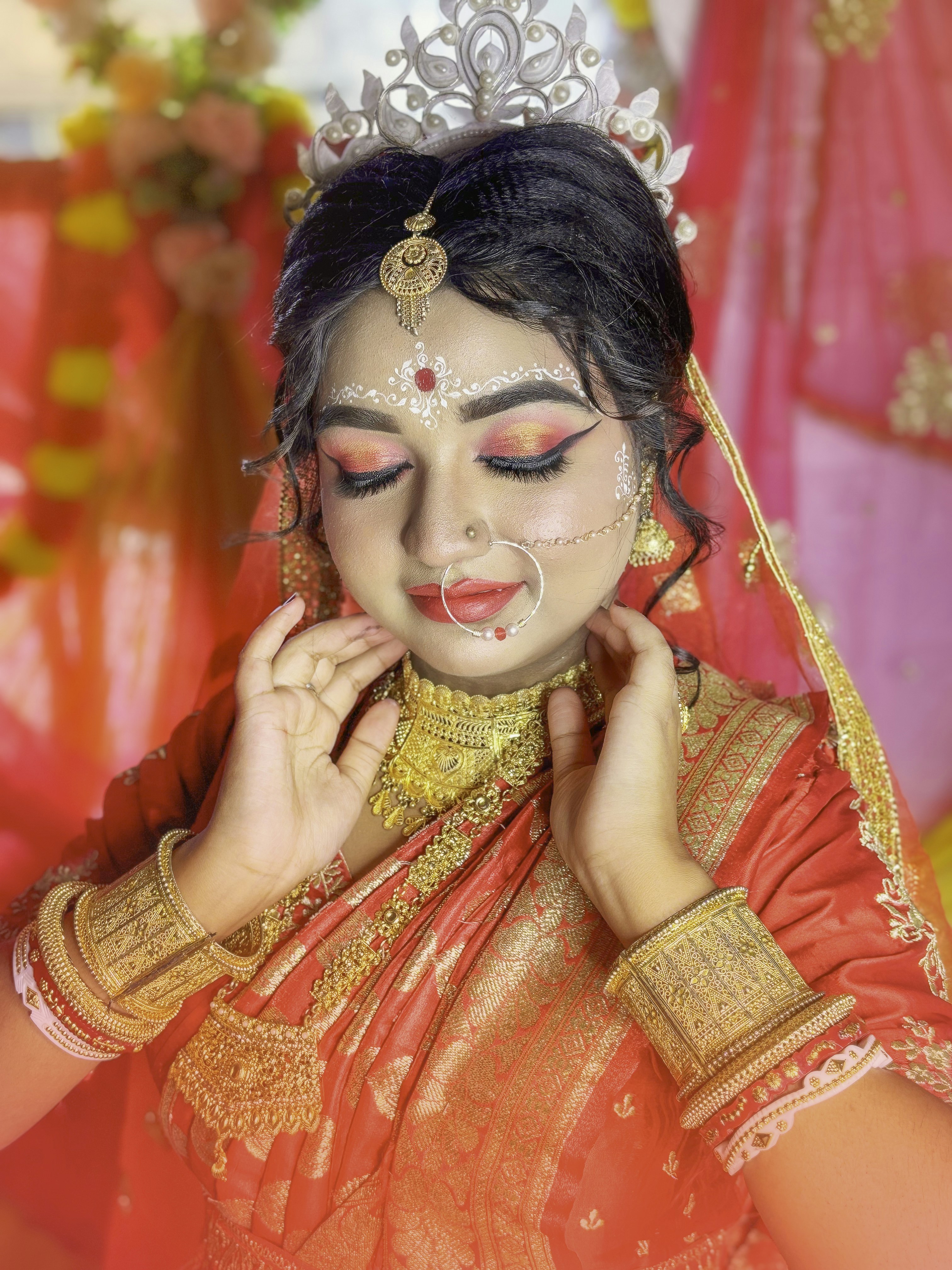 Novia de espaldas recibiendo luz de ventana antes de la boda