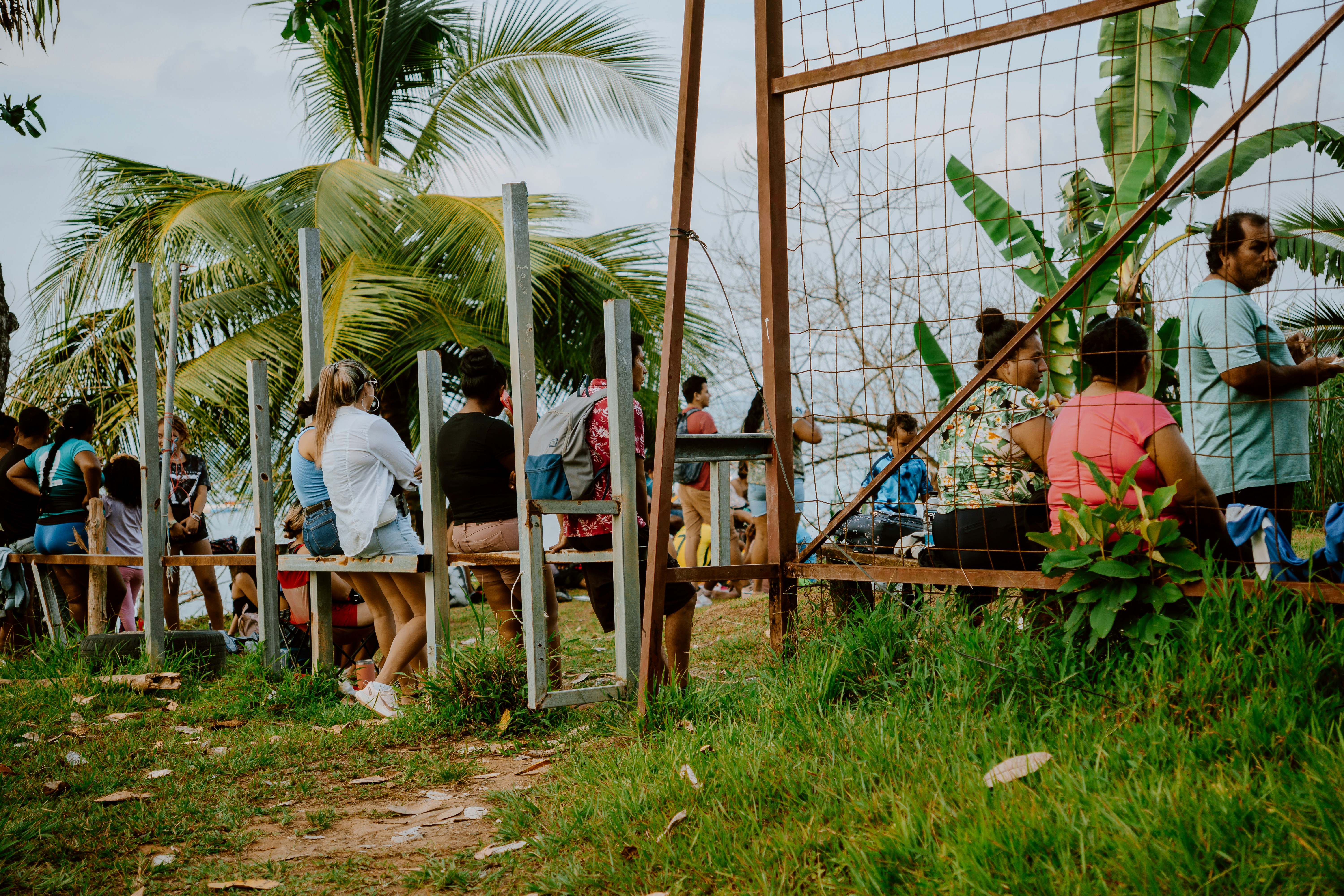 Hinchas viendo una final deportiva en un bar de noche