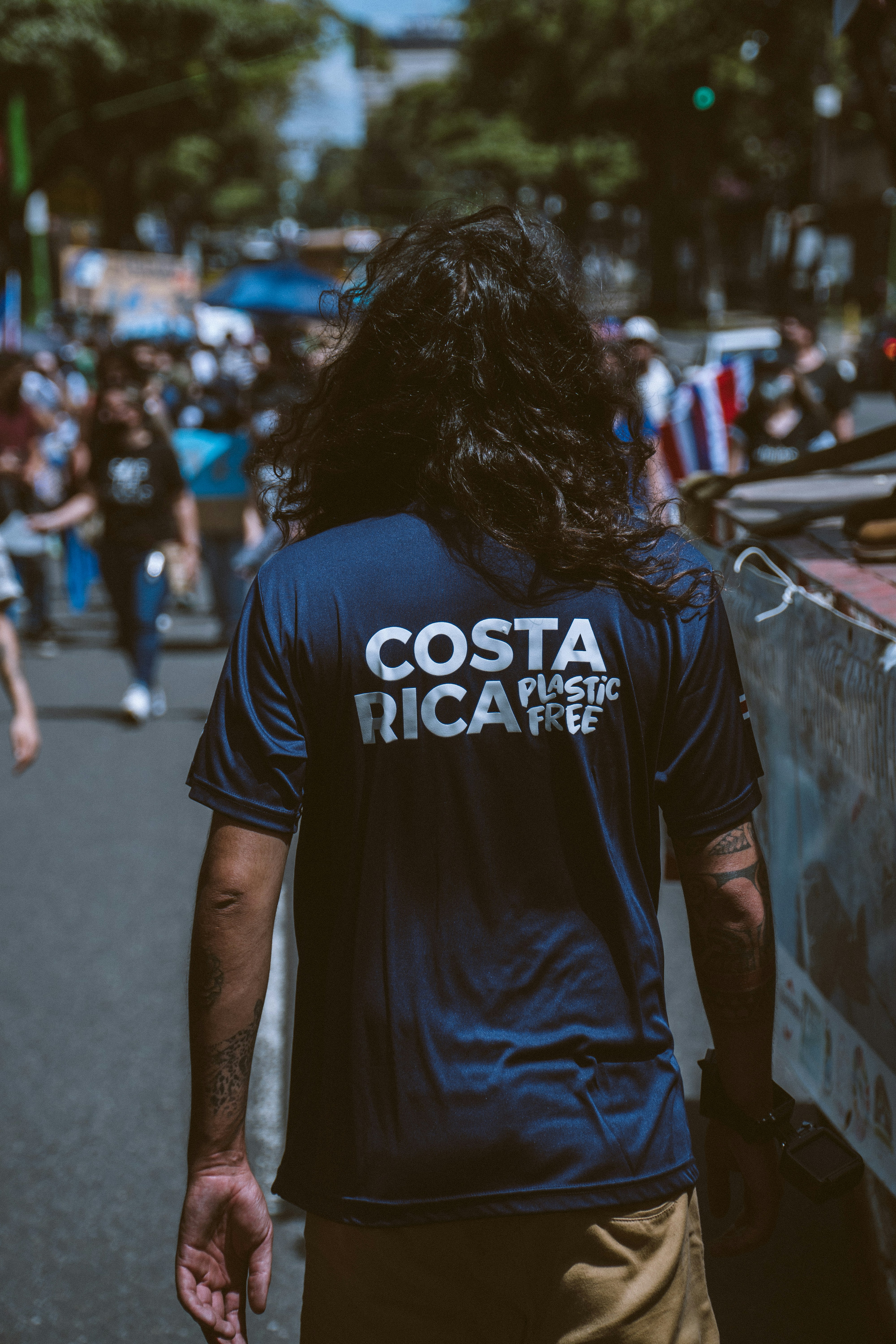 Un hombre promueve la campaña "Costa Rica Libre de Plástico".