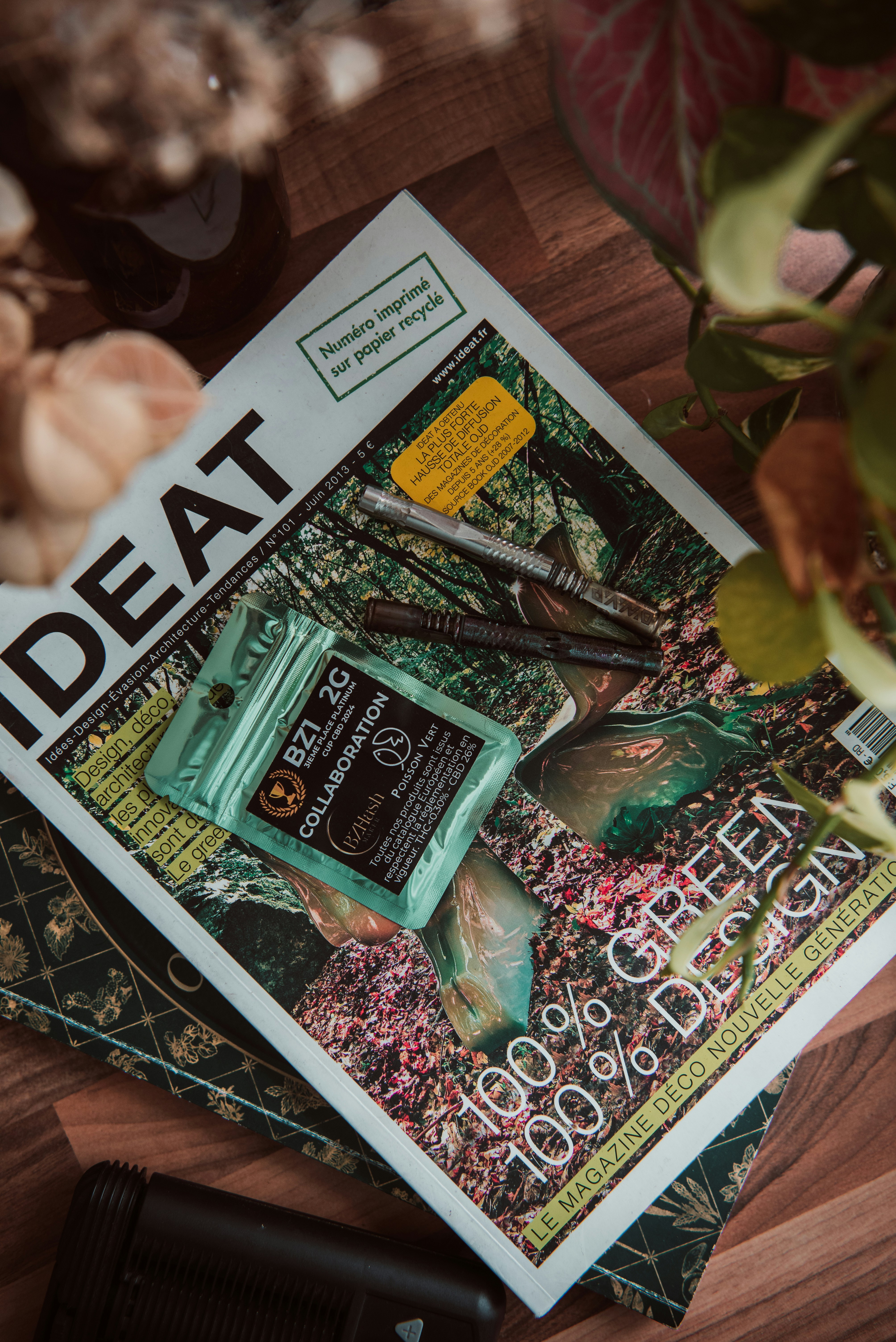 Das Magazin, Marihuana-Zubehör und Pflanzen sind ausgestellt.