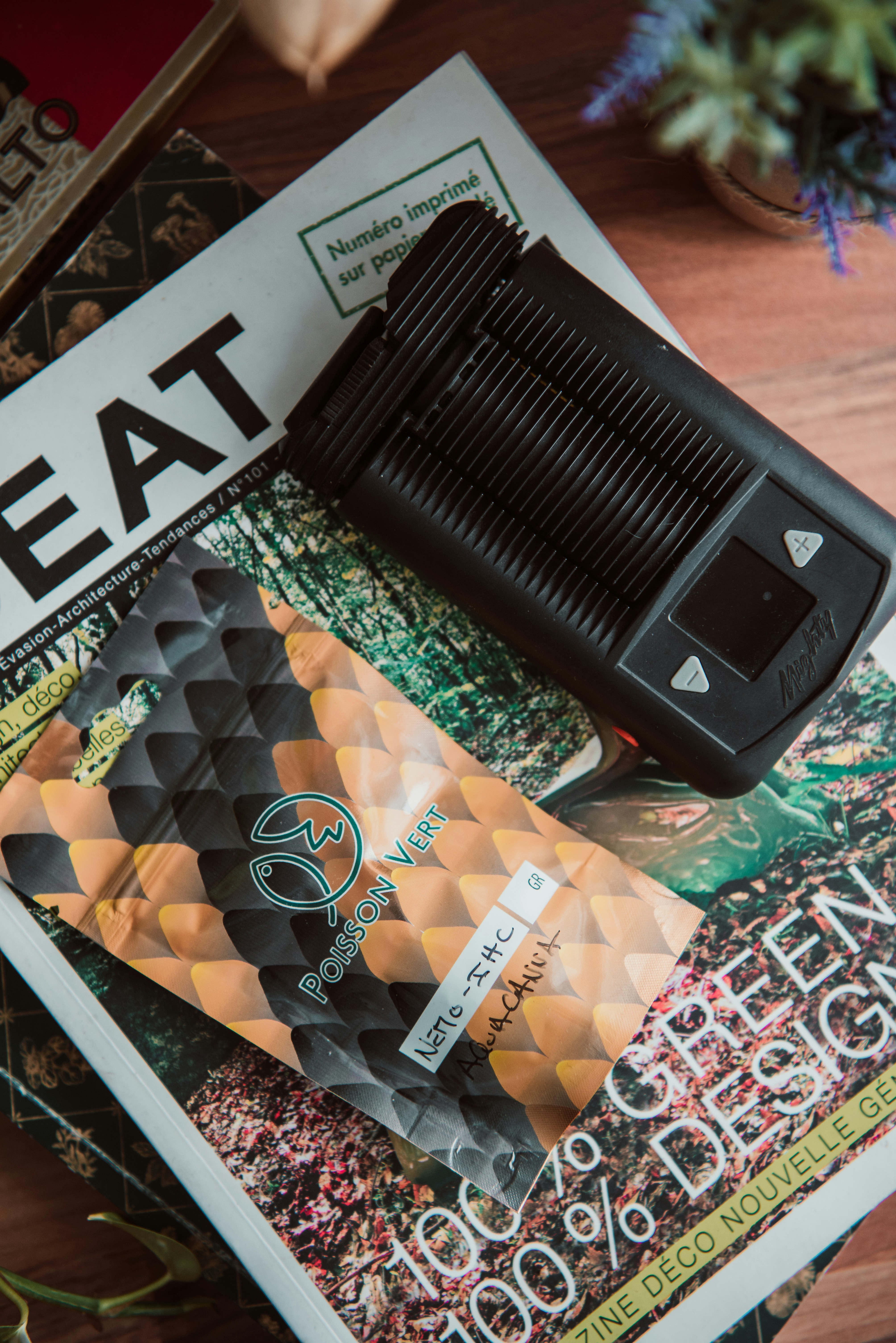 Vaporizer und Cannabisprodukt in einer Zeitschrift.