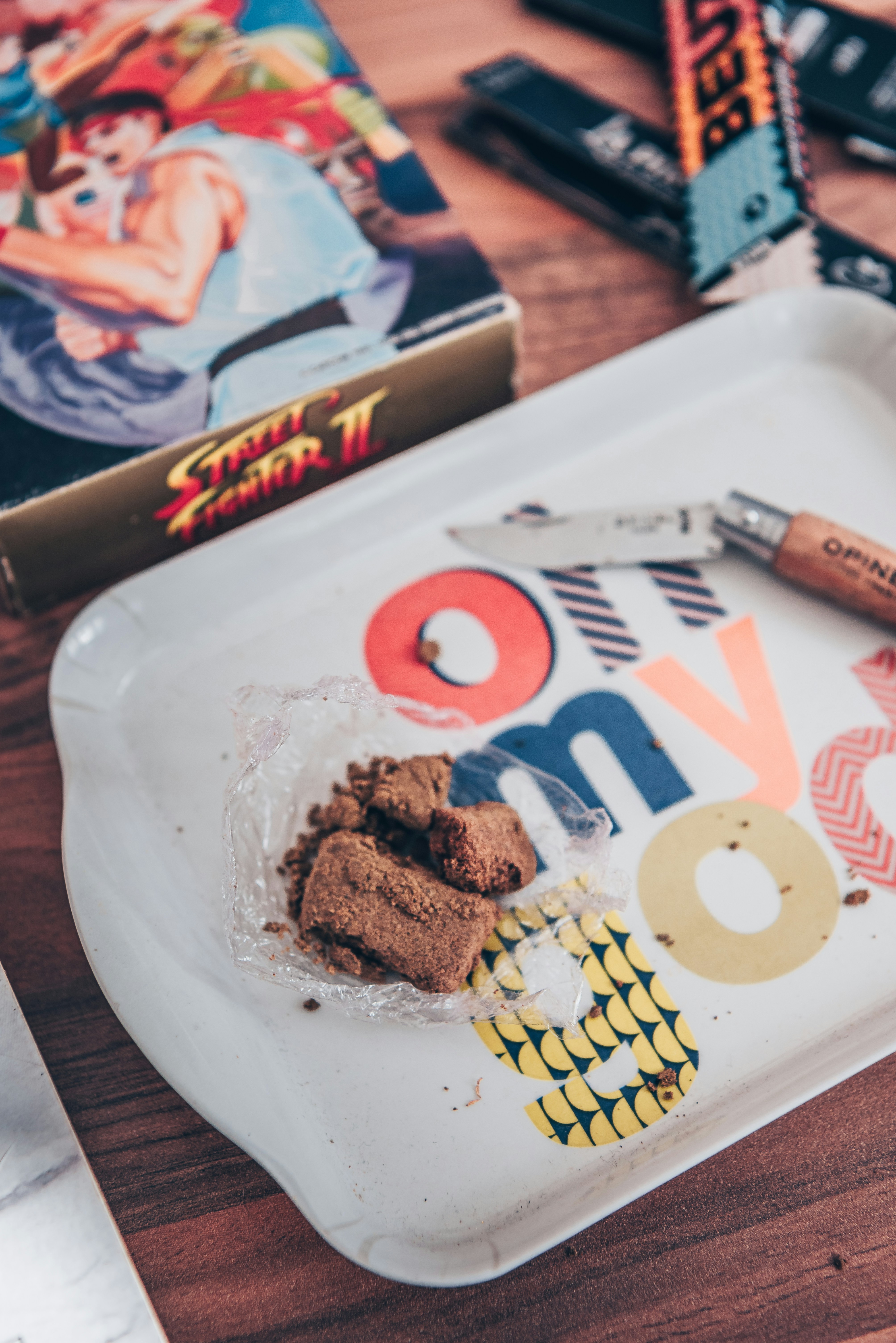 Gras liegt auf einem Tablett neben einem Messer und Wild.