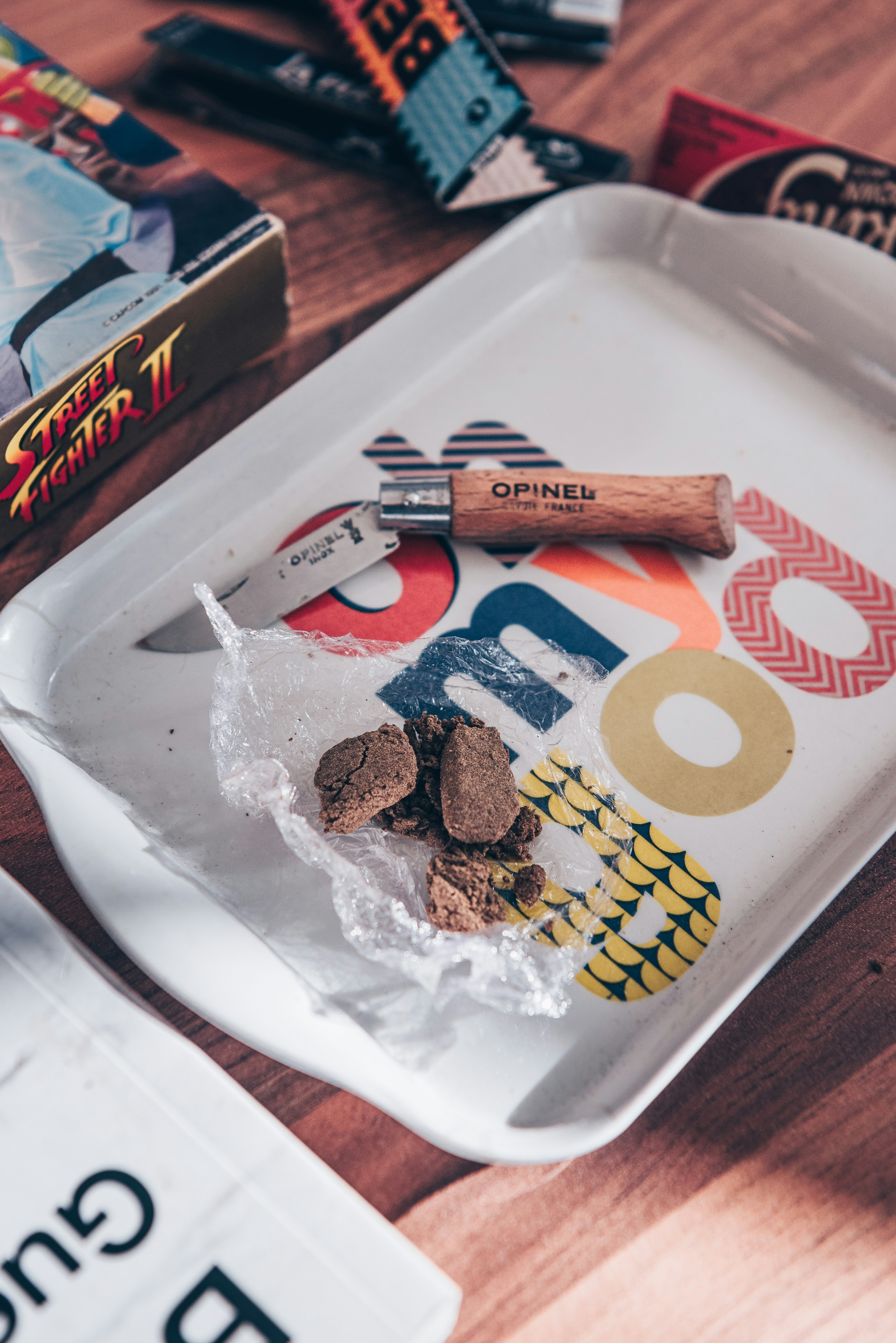 Ein Messer und eine braune Substanz liegen auf einem Tablett.