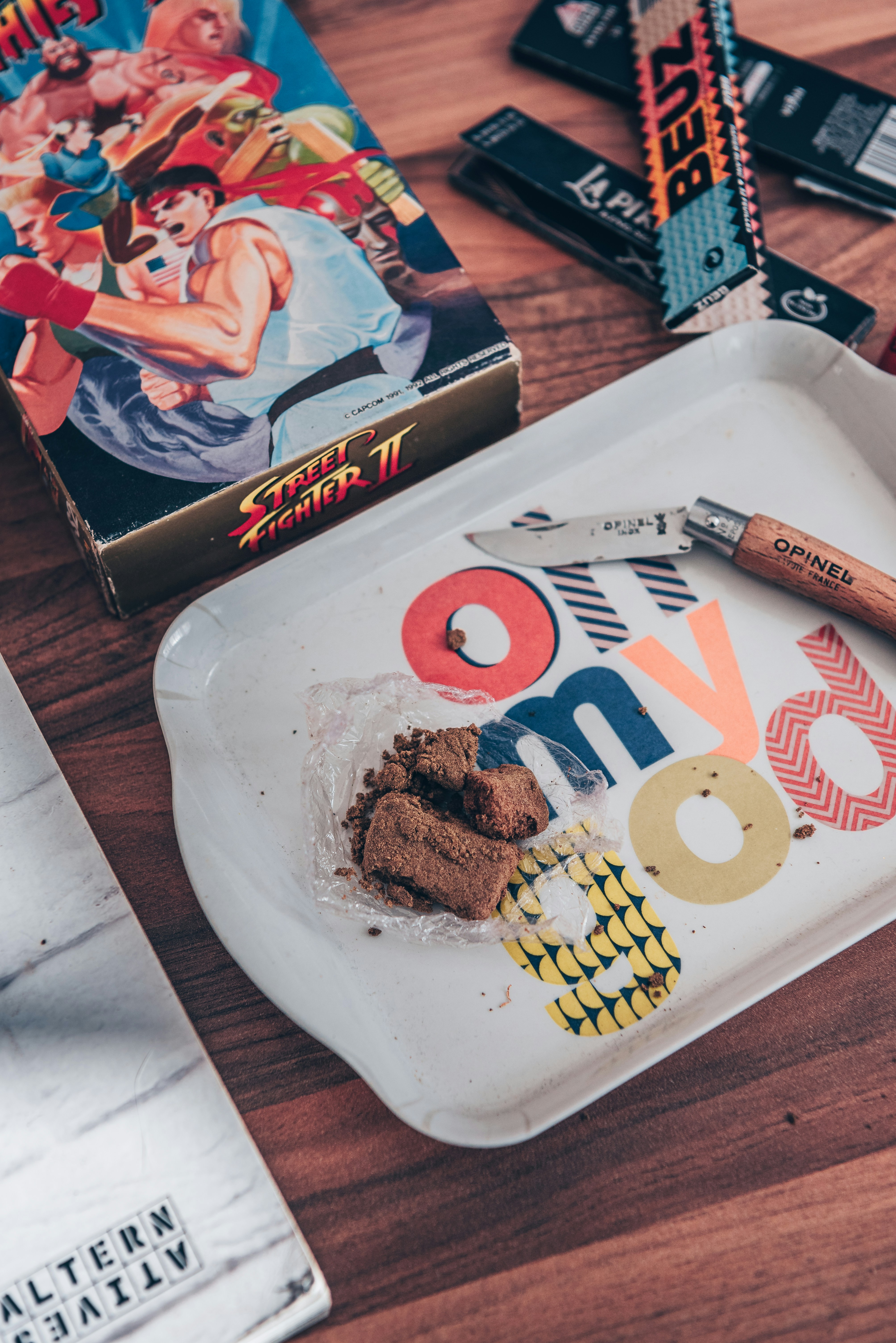 Straßenkämpfer, Gras und ein Messer auf einem Tablett.