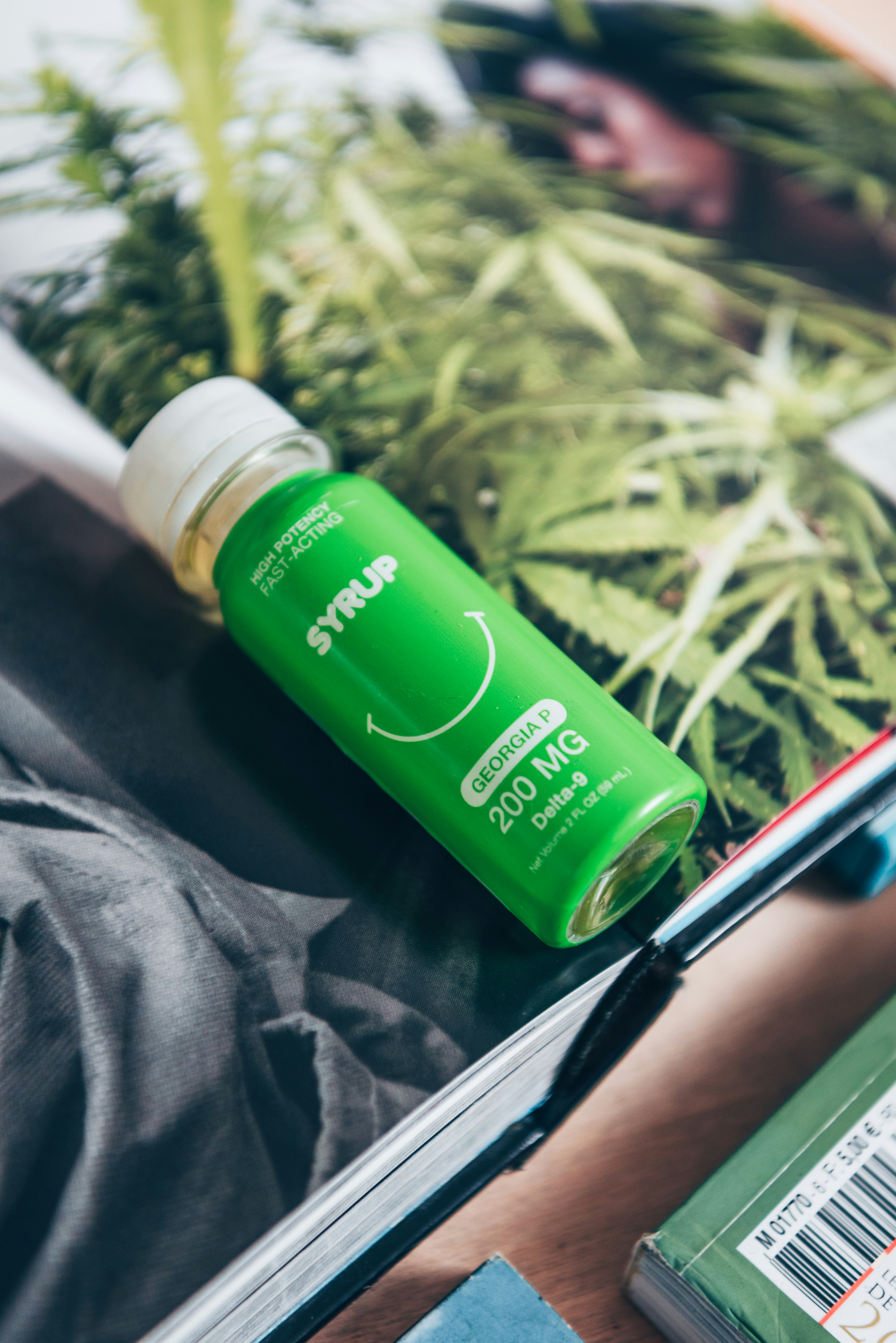 Abgebildet ist eine Flasche Delta-8-Sirup.