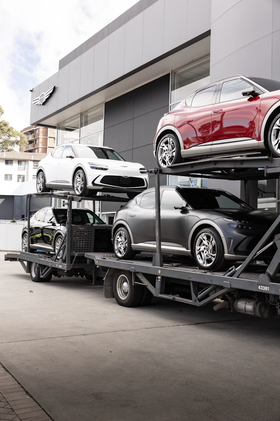 Fahrzeuge auf einem Autotransporter für den Export