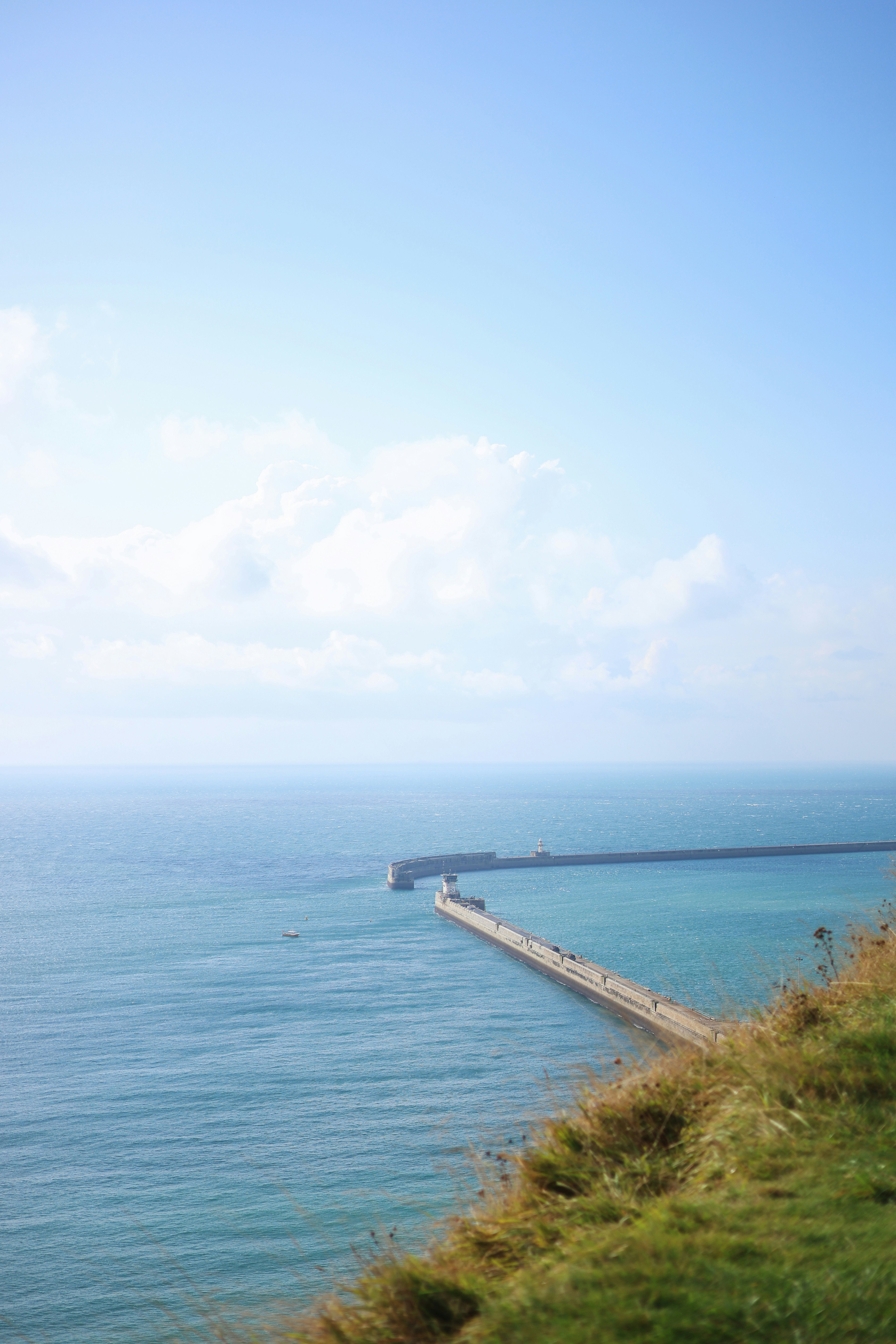 Ein Pier erstreckt sich in den wunderschönen Ozean.