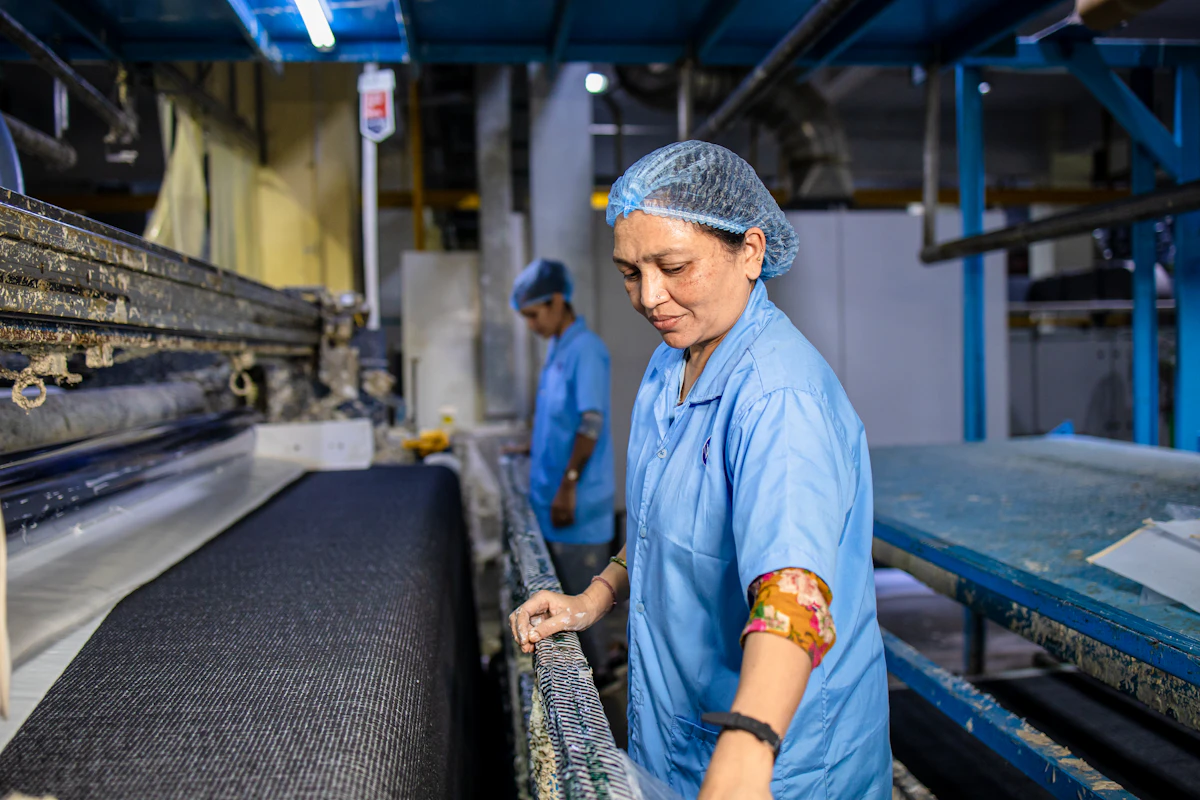 Trabajadora de manufactura en una planta de produccion