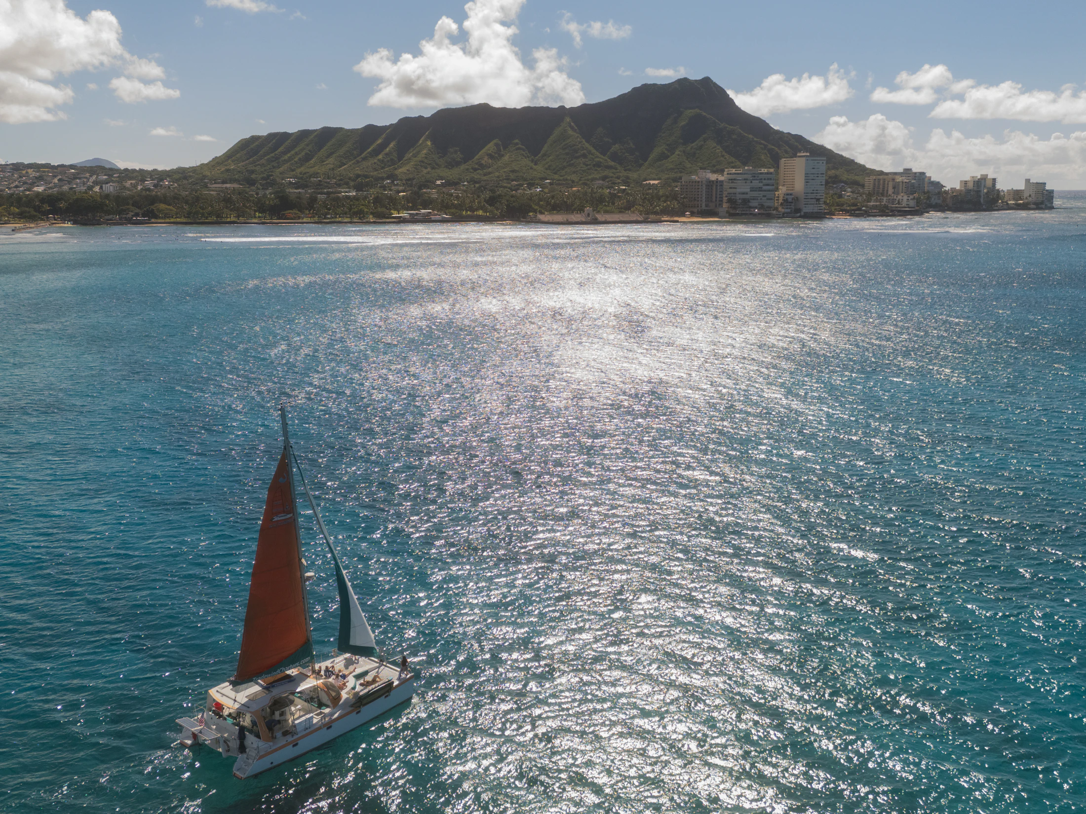 Katamaran vor der Küste von Honolulu mit Diamond Head im Hintergrund