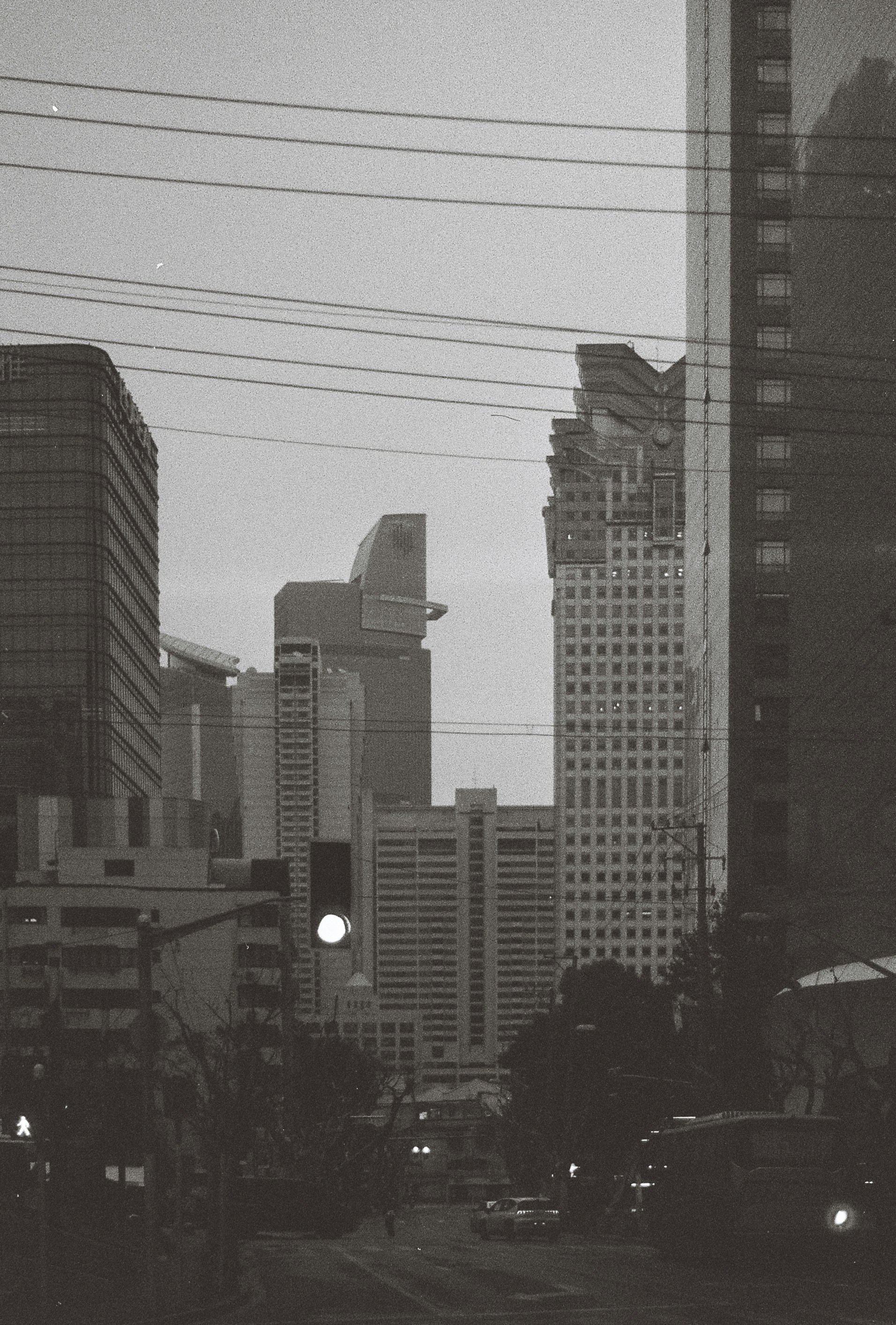 Les bâtiments de la ville sont visibles sous un ciel nuageux.