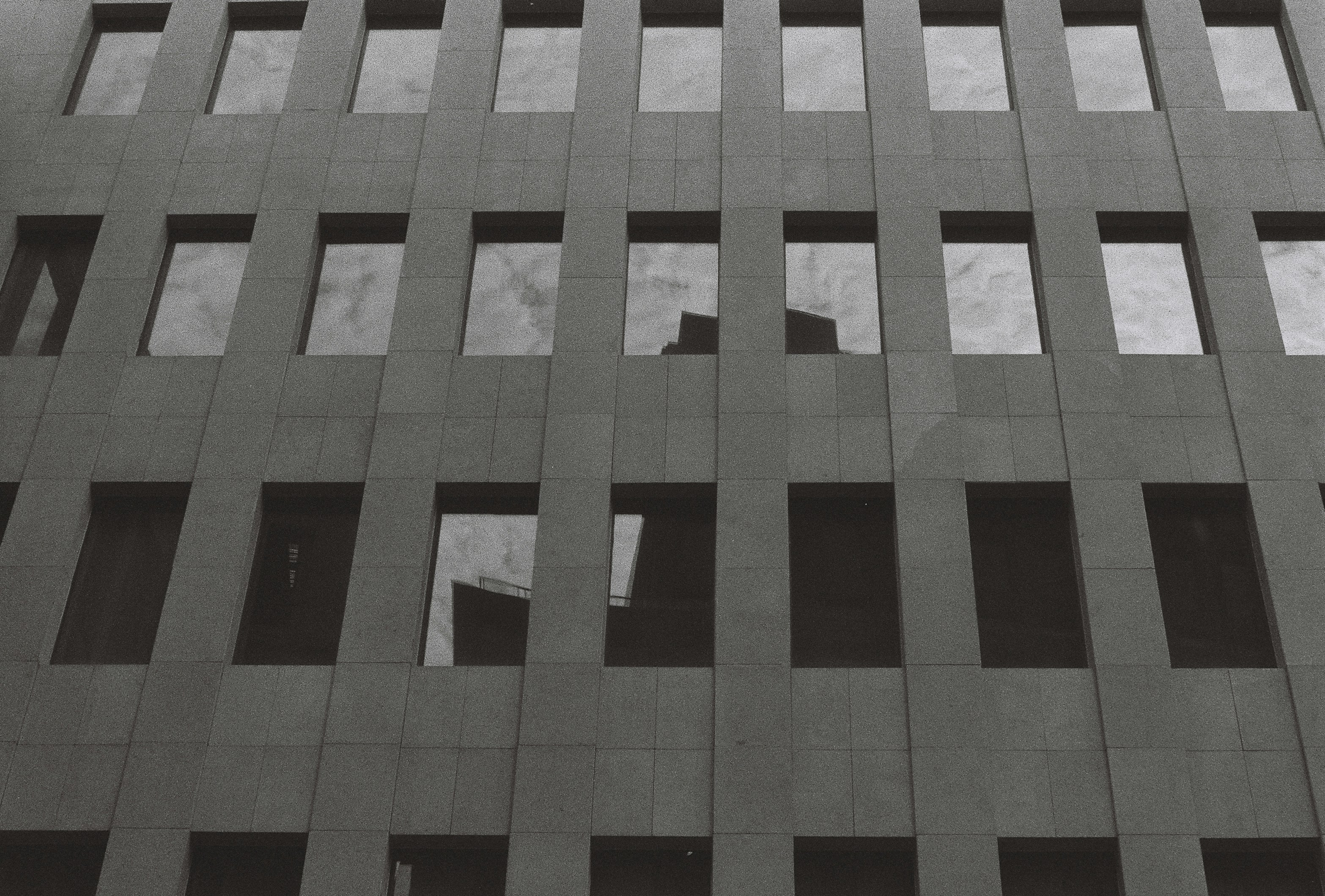 Façade du bâtiment avec de nombreuses fenêtres rectangulaires.