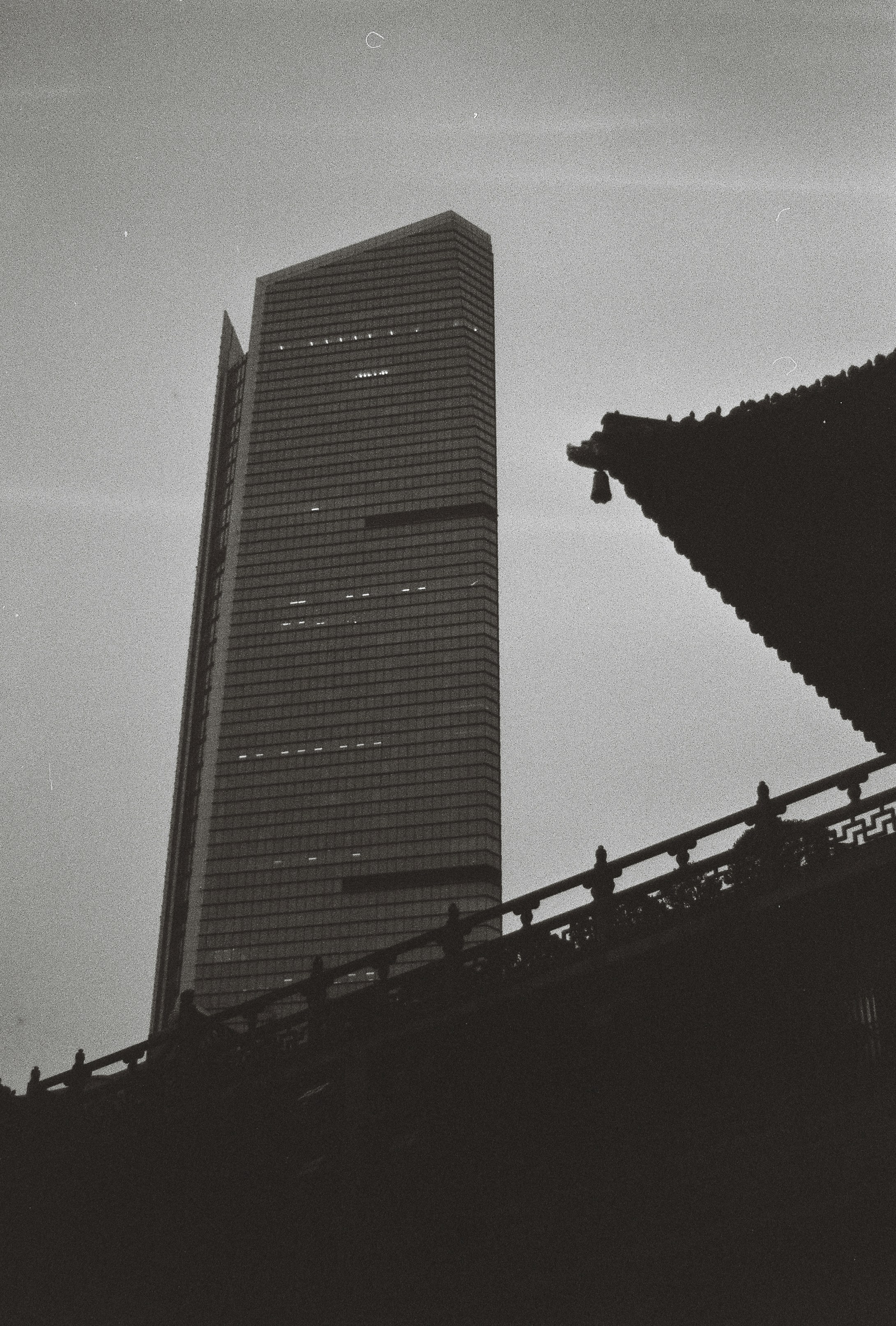 Bâtiment moderne juxtaposé à l’architecture traditionnelle.