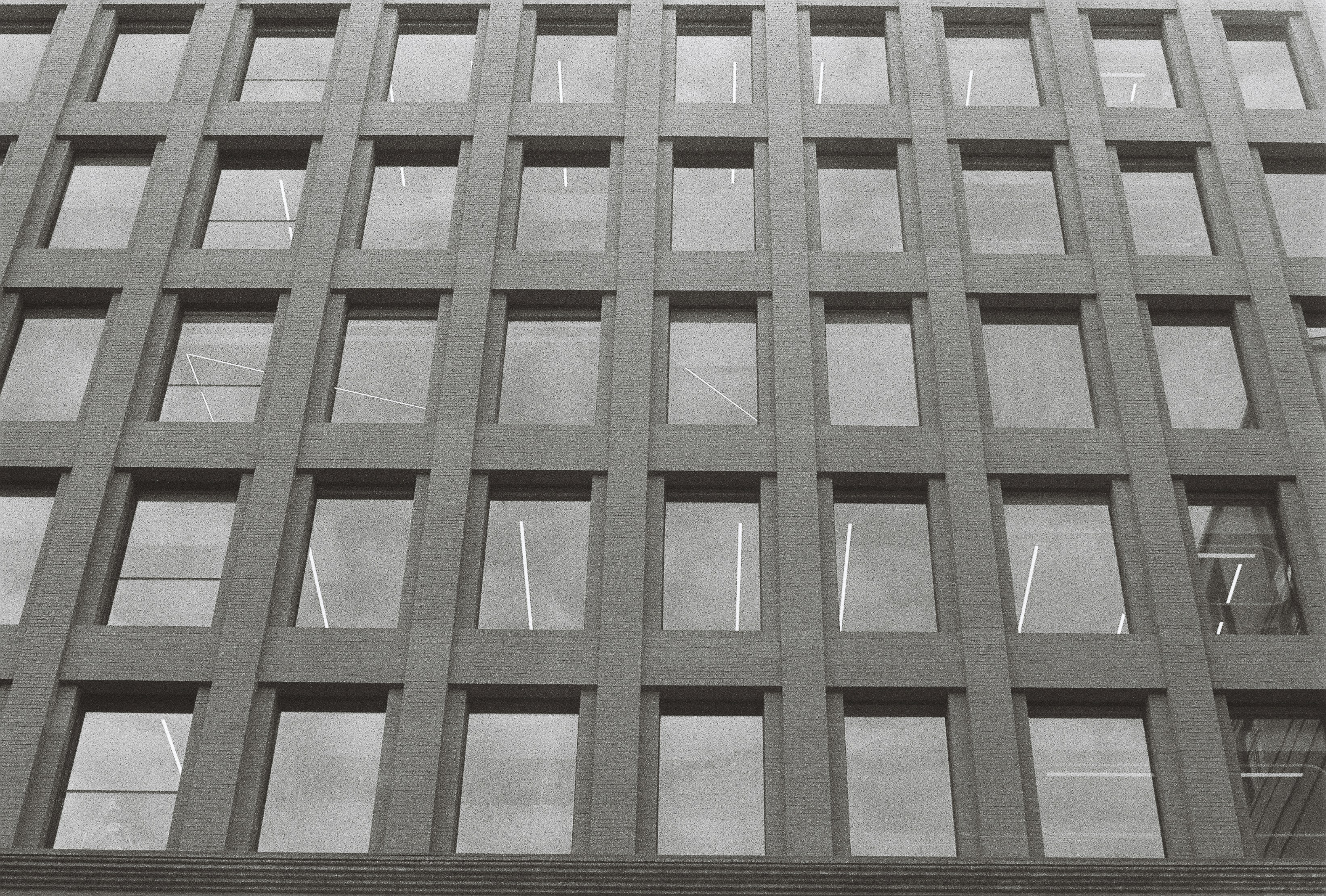La façade en forme de grille d’un bâtiment en béton.
