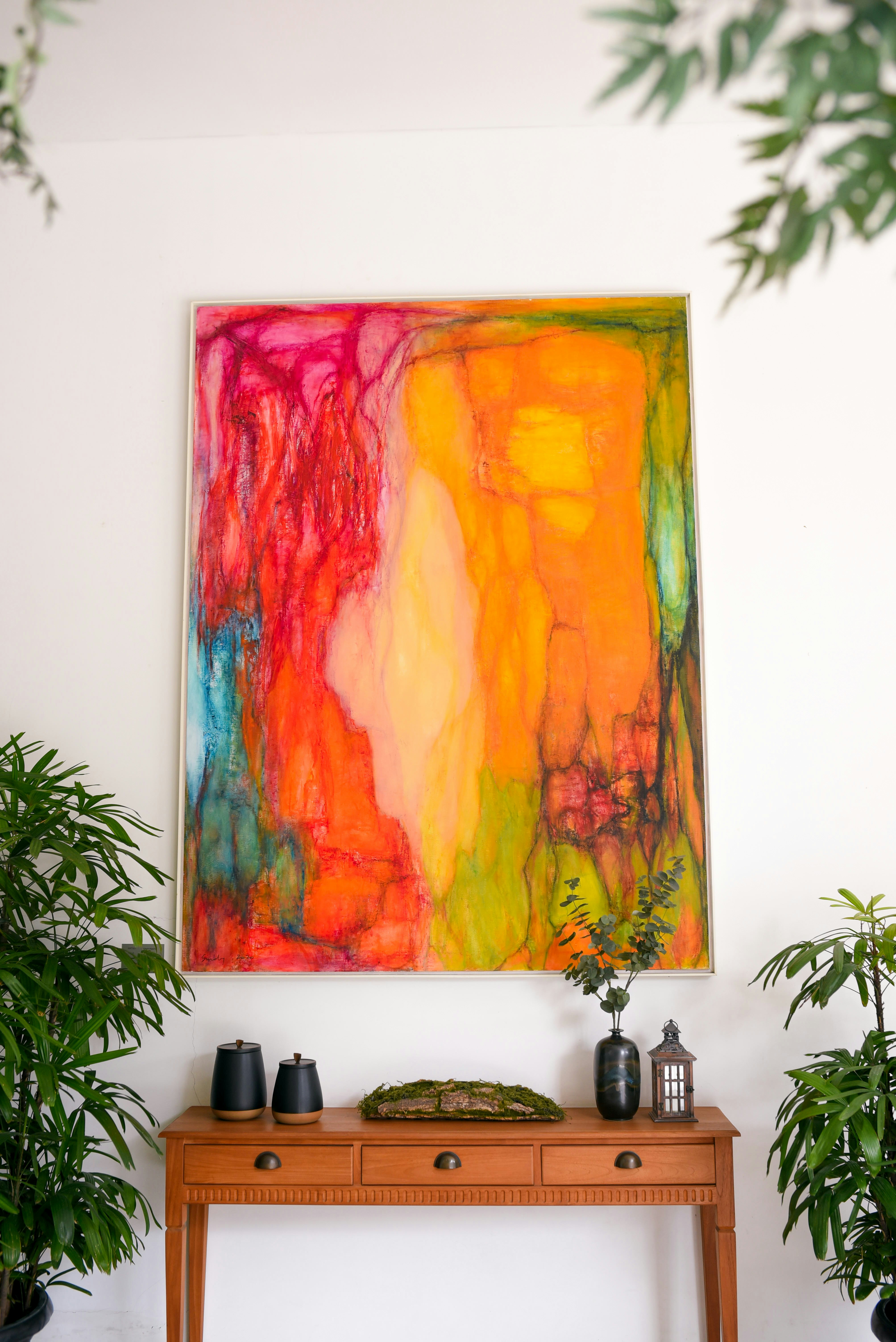 Un salon avec des tableaux aux couleurs et matières harmonieuses