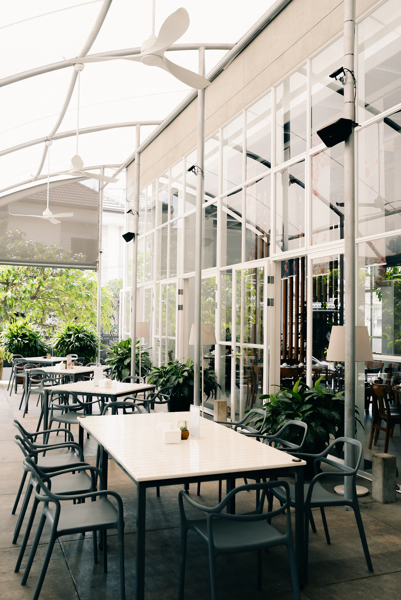 Helles modernes Restaurant mit Außensitzplätzen als Symbol für rauchfreies Essen gehen