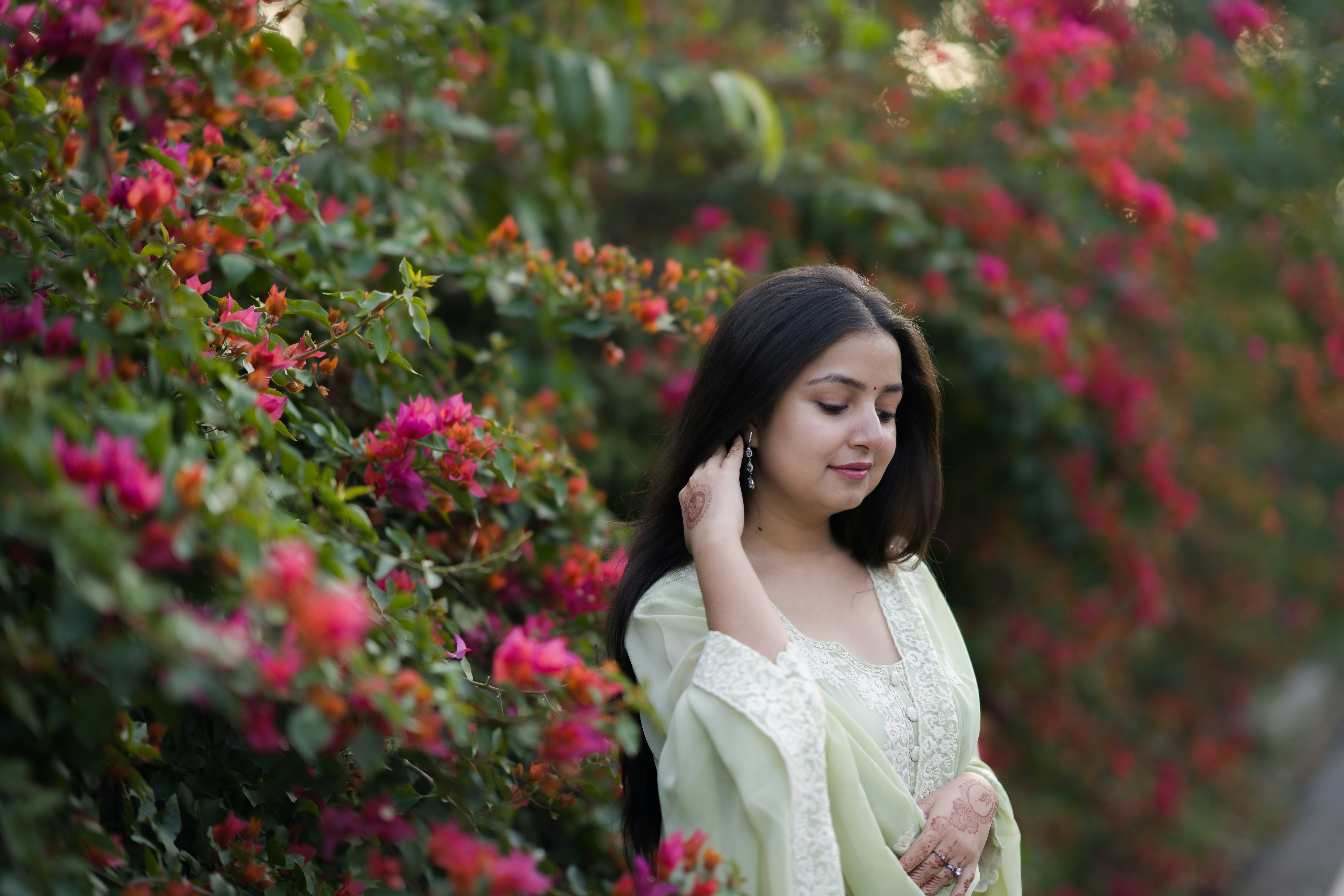 प्रदर्शनी में प्रदर्शित कुछ बेहद खूबसूरत और विस्तृत बुनाई वाली जामदानी साड़ियों का क्लोज-अप शॉट।