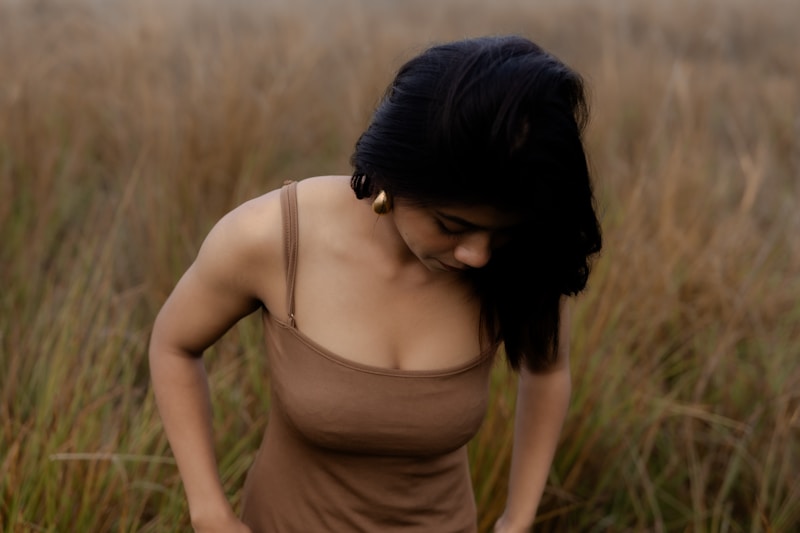 Viehättävä nainen kesäpellolla