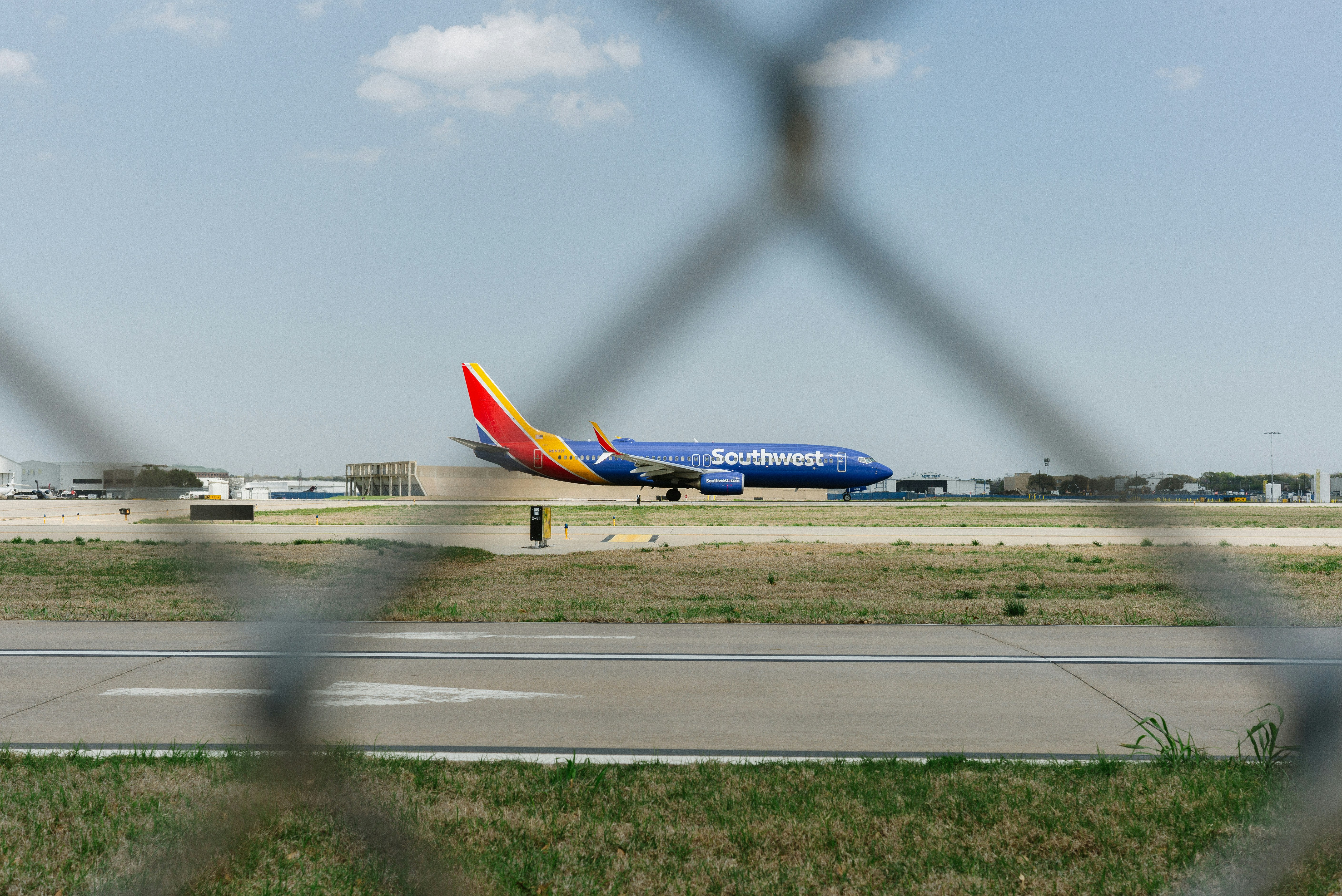 Un avion du sud-ouest se trouve sur la piste de l’aéroport.