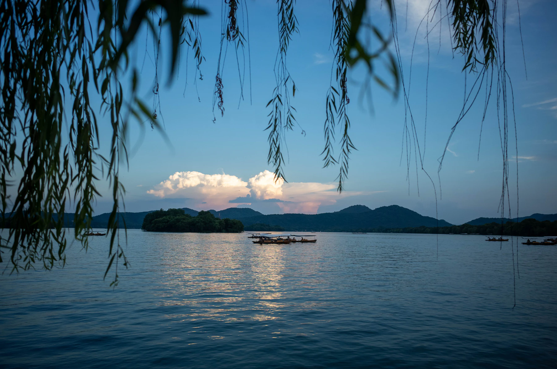 West Lake under a clear sky, Hangzhou
