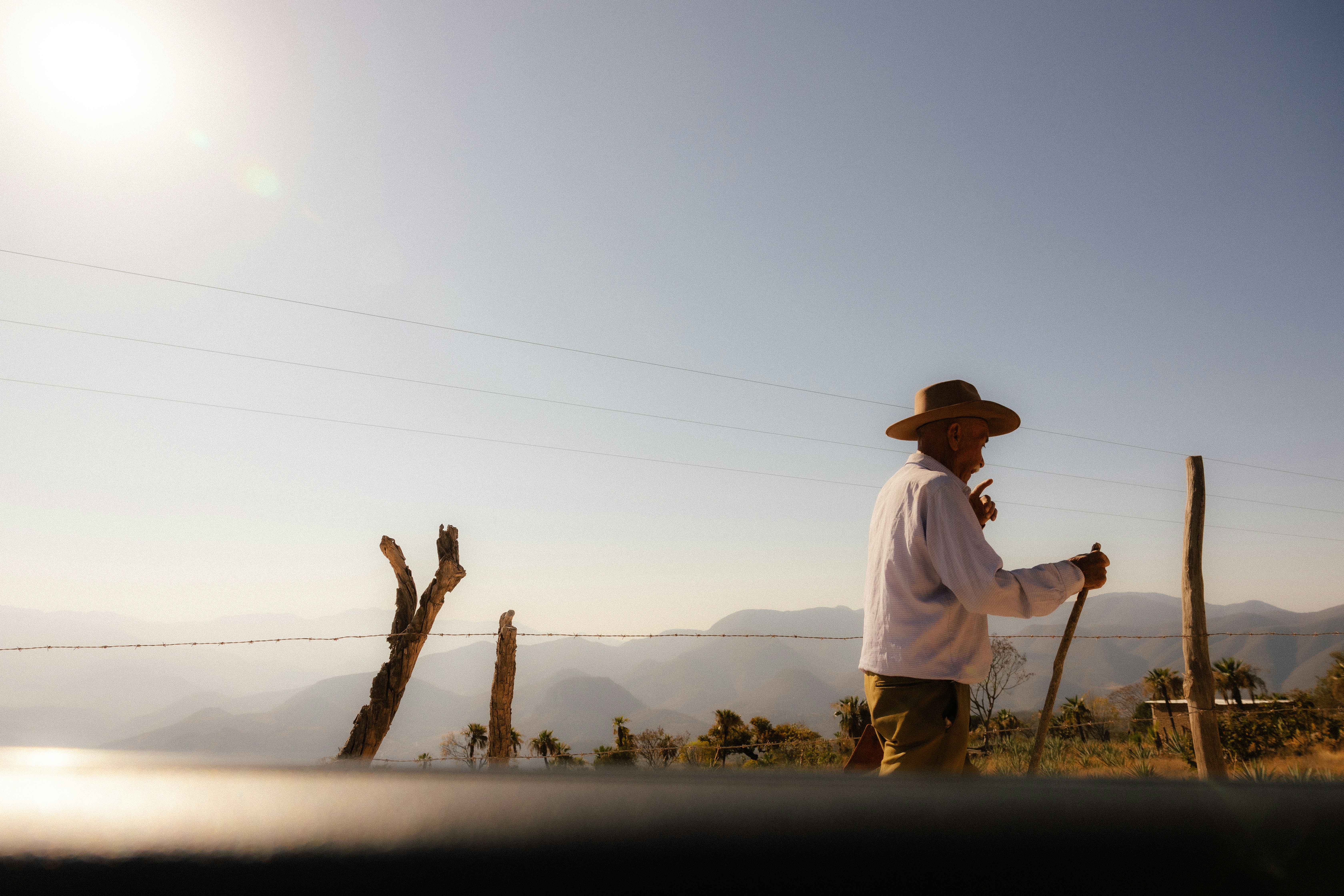 Ein älterer Mann geht mit einem Spazierstock.