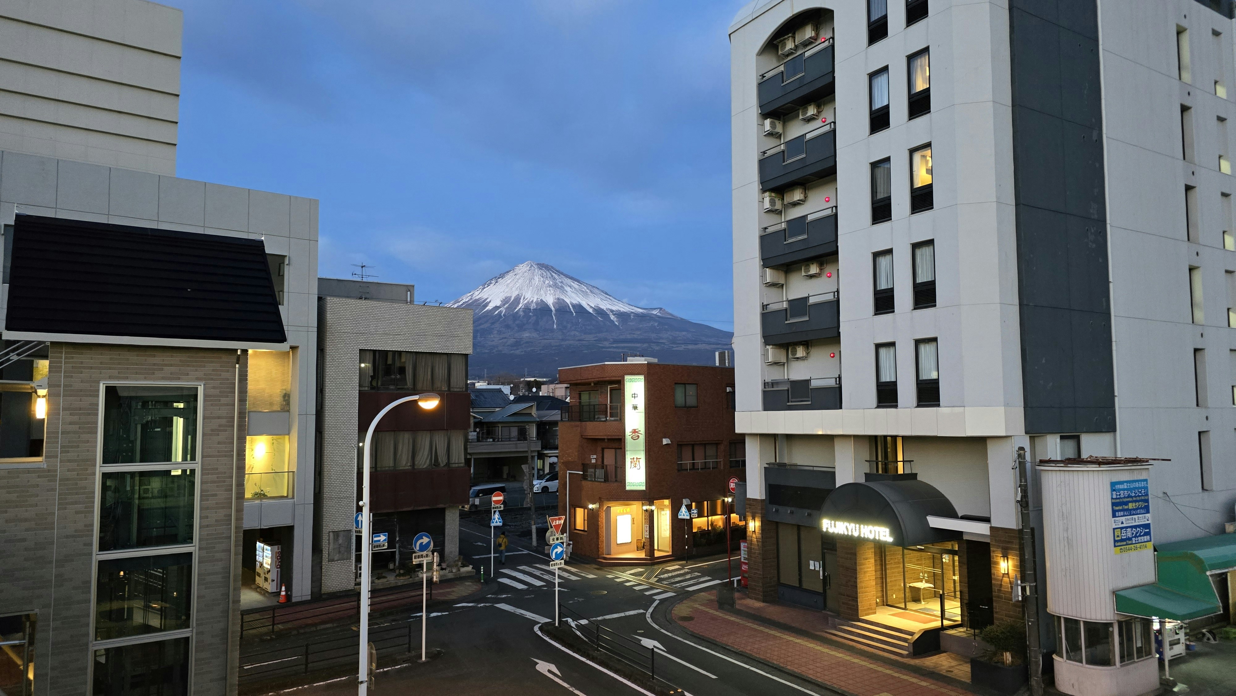 Los edificios y el monte Fuji dan la bienvenida a la madrugada.