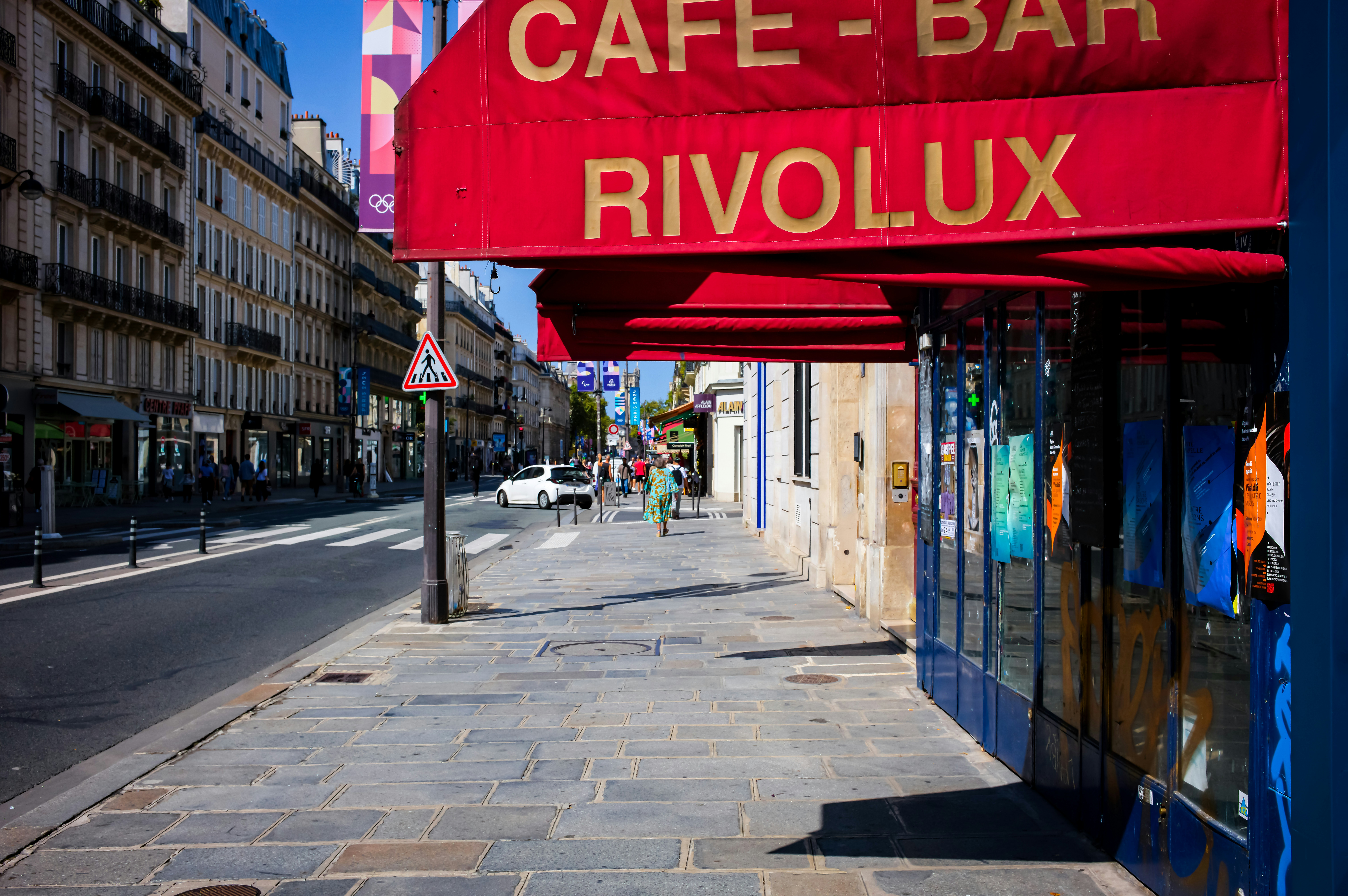A cafe-bar in a parisian street.