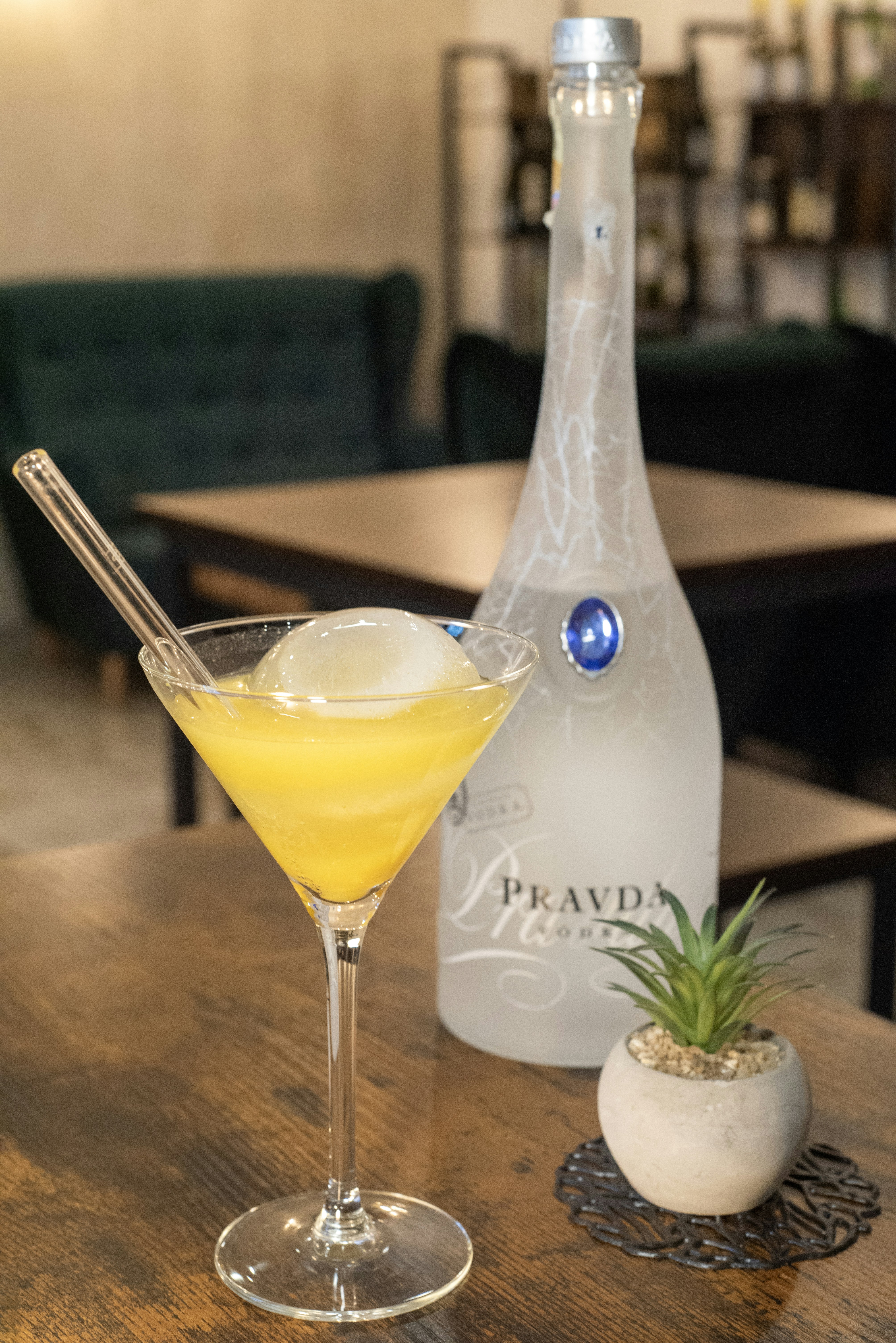 テーブルの上にはマティーニとウォッカのボトルが置かれています。