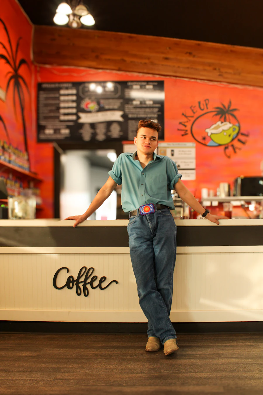 Empresario sonriente en su cafetería