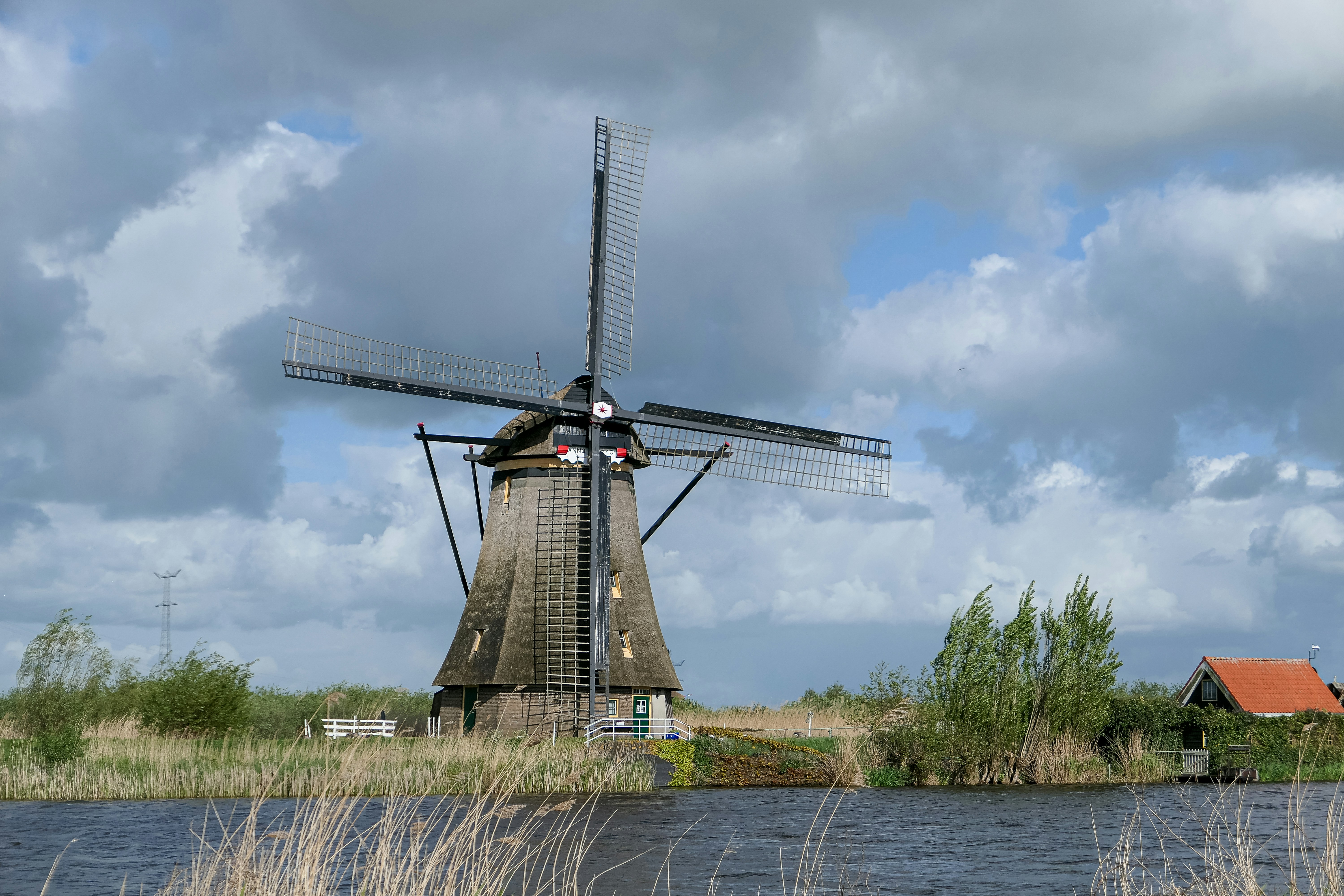 水辺には風車が立っています。