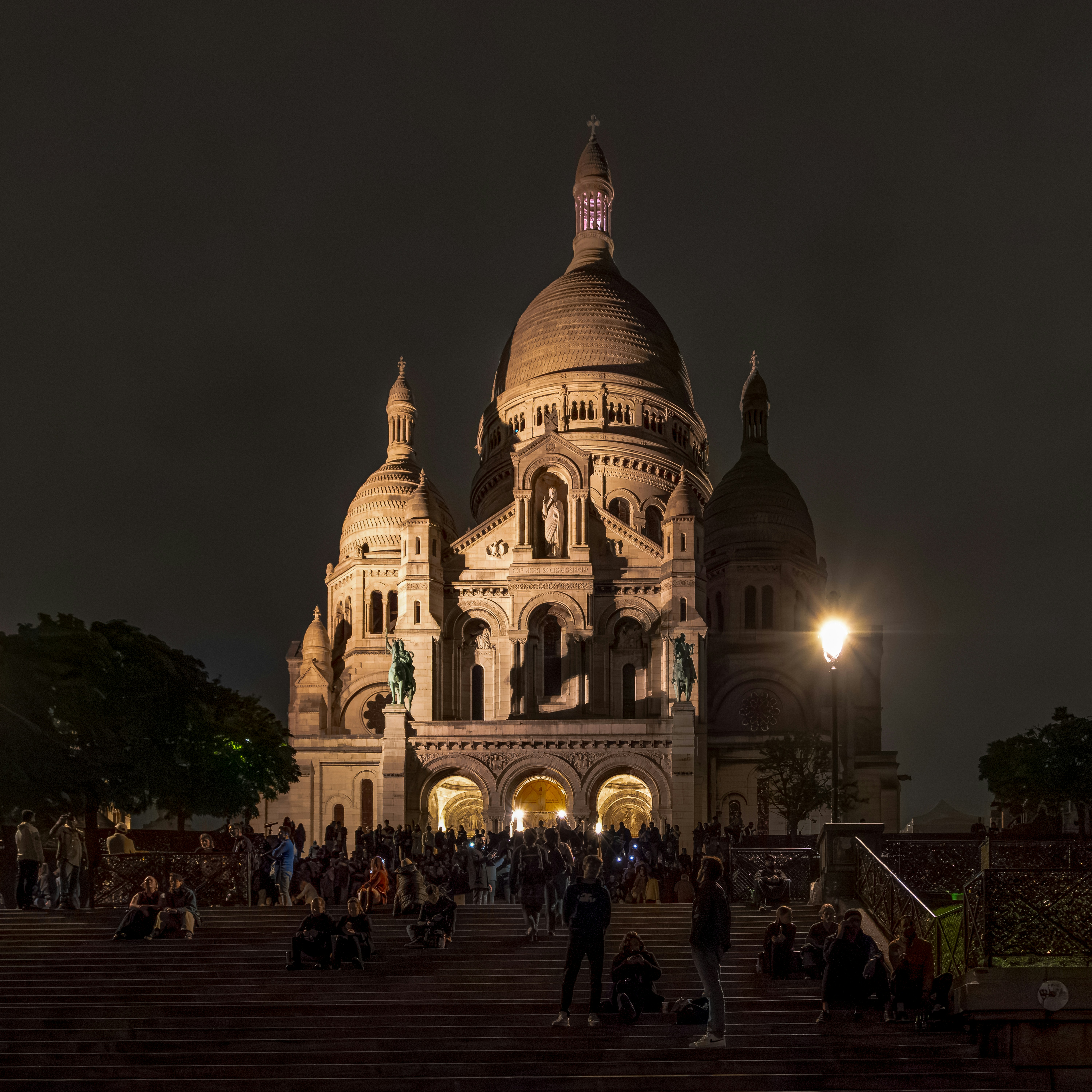 夜のライトアップされたサクレ・クール寺院。