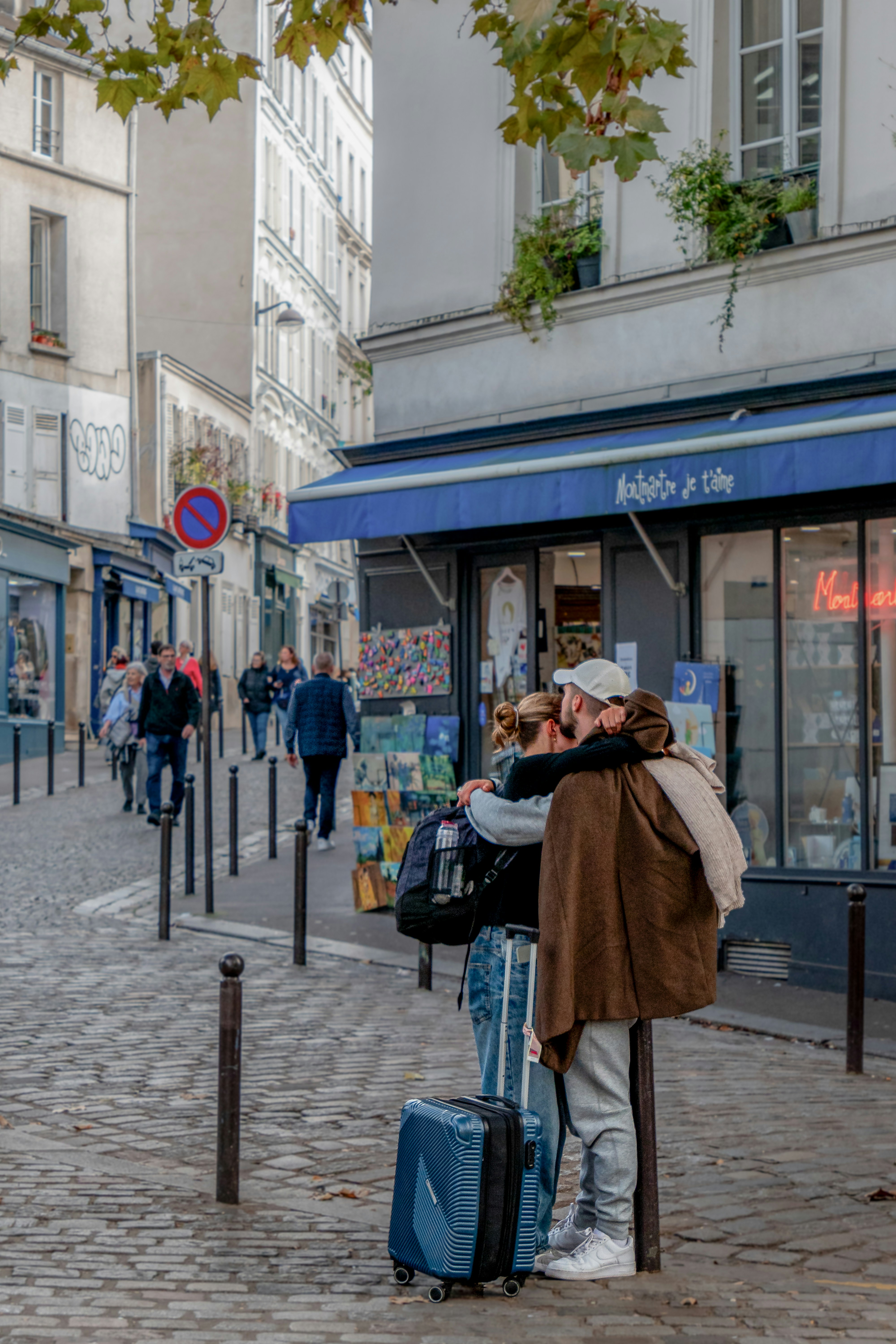 石畳の通りで優しい抱擁を交わすカップル。