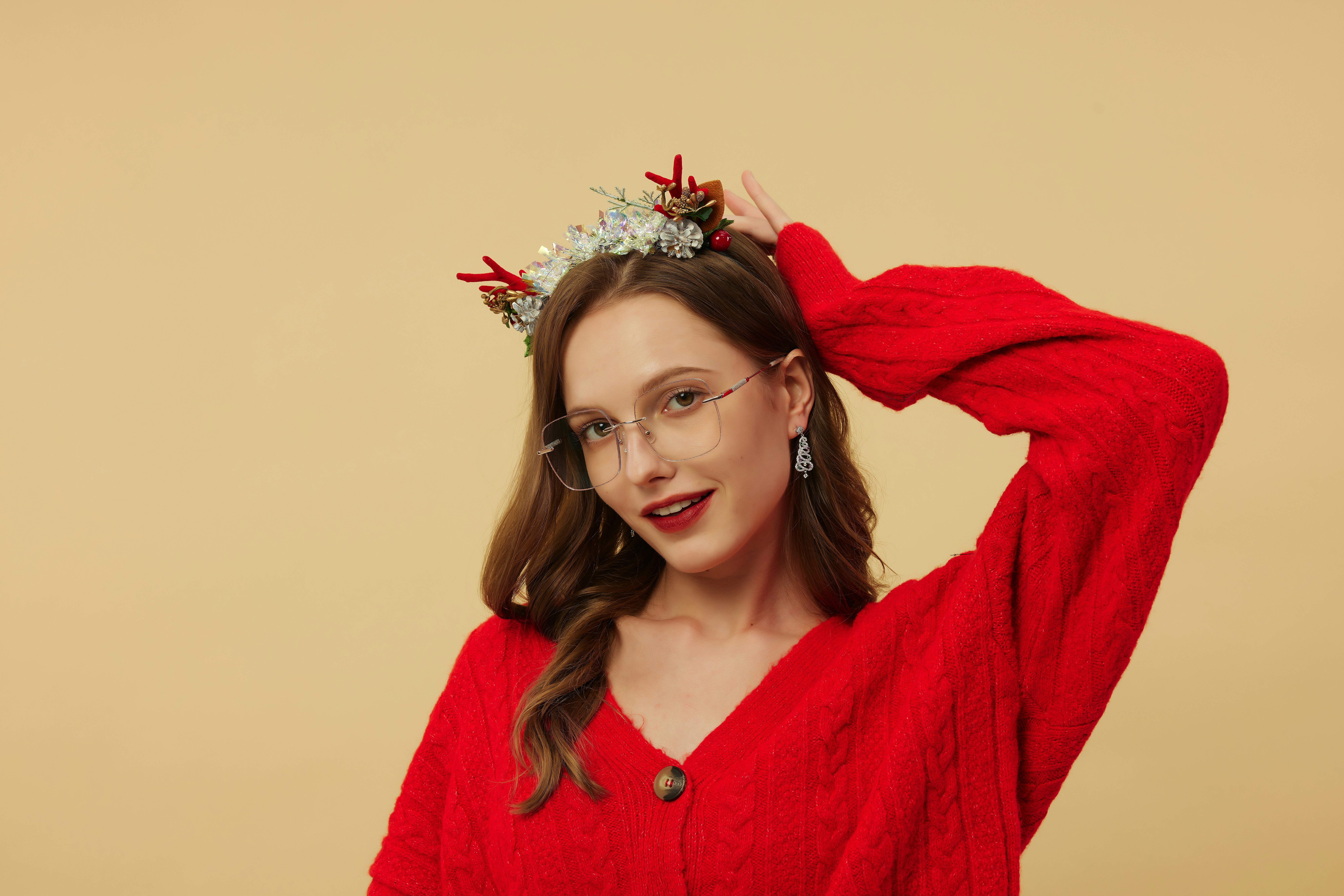 Frau trägt ein Stirnband mit Weihnachtsgeweih.